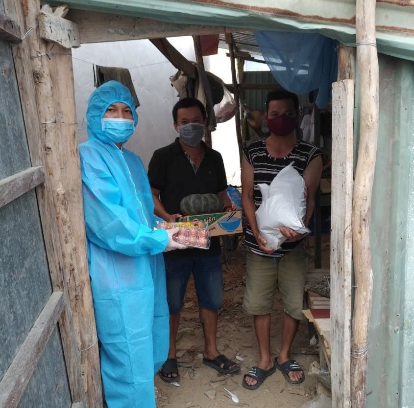 Nhóm thợ xây quê Nghệ An sống chật vật trong lán trại xây dựng ở Đà Nẵng. Ảnh: TH