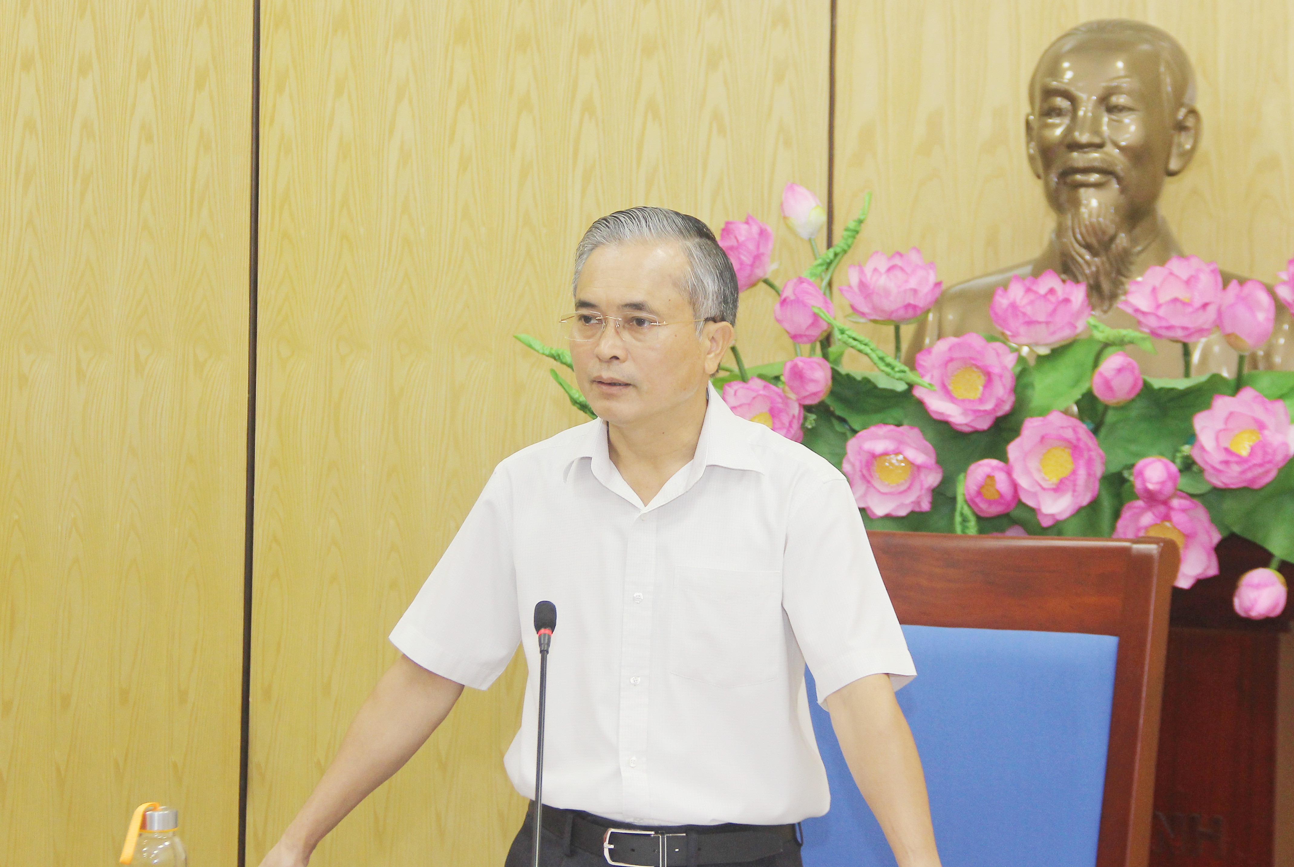 Phó Chủ tịch UBND tỉnh Lê Ngọc Hoa yêu cầu các Sở, ngành, địa phương phối hợp chặt chẽ chủ đầu tư để tháo gỡ các vướng mắc trong giải phóng mặt bằng phục vụ dự án. Ảnh: Mai Hoa