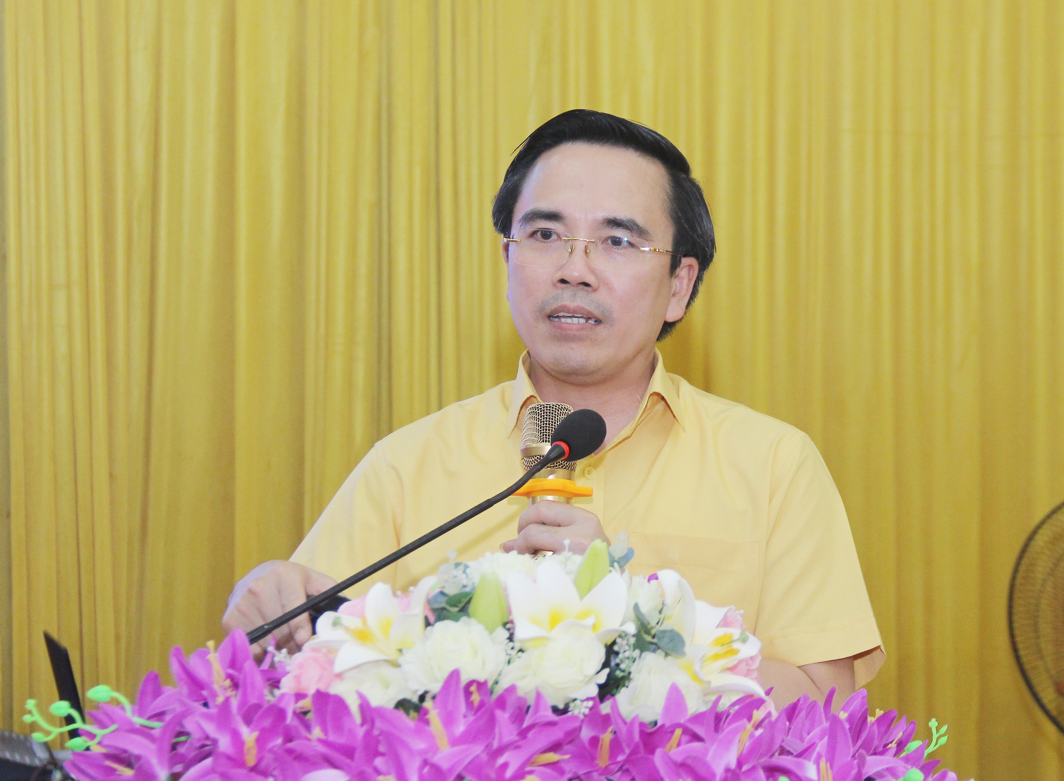 Ông Lê Văn Ngọc - Phó Chủ tịch Thường trực UBMTTQ Việt Nam tỉnh Nghệ An trực tiếp truyền đạt chuyên đề