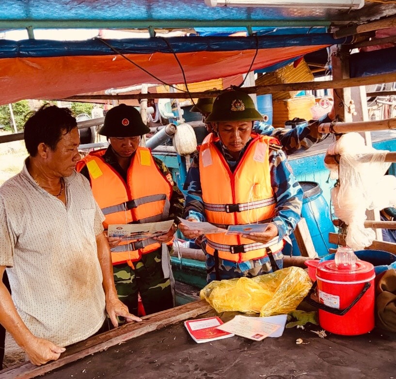 Lực lượng kiểm ngư Nghệ An kiểm tra thủ tục đánh bắt trên một tàu cá của ngư dân Diễn Ngọc, Diễn Châu. Ảnh: P.V