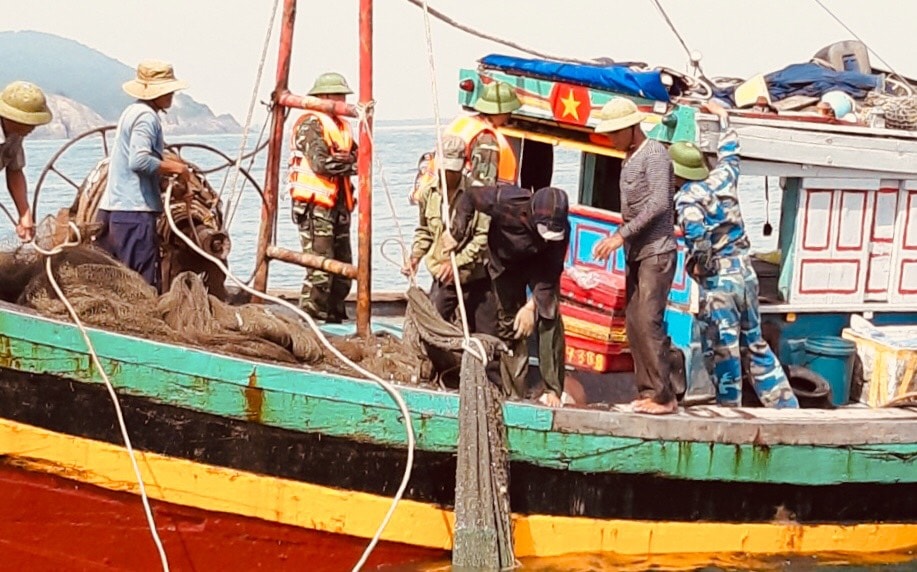 Lực lượng kiểm ngư yêu cầu một chủ tàu cá kéo phương tiện và tang vật vi phạm vì đánh bắt sai vùng biển theo giấy phép để làm cơ sở xử phạt hành chính. Ảnh: P.V