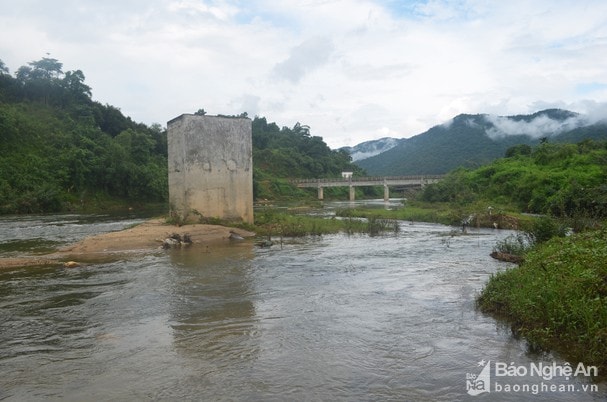 Điểm khai thác nước thô cho Nhà máy nước thị trấn Kim Sơn được đặt ở giữa sông Nâm Giải. Ảnh: Nhật Lân