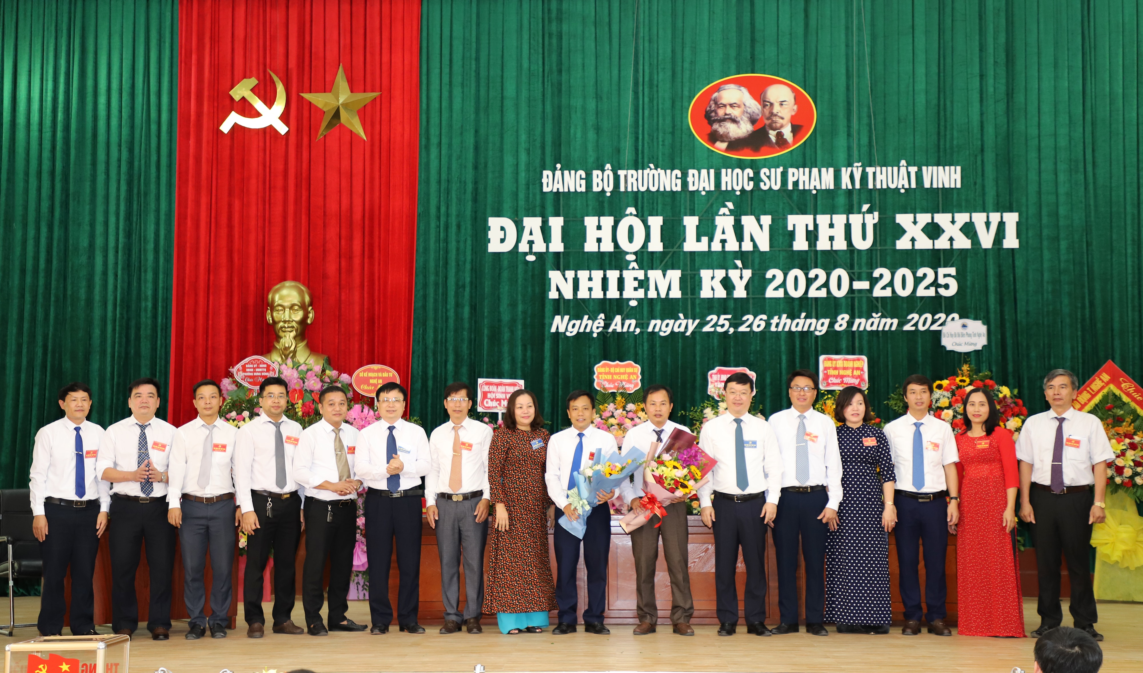 Lãnh đạo tỉnh tặng hoa chúc mừng Ban chấp hành Đảng bộ Trường ĐH SPKT Vinh lần thứ XXVI, nhiệm kỳ 2020 - 2025. Ảnh: Phạm Bằng