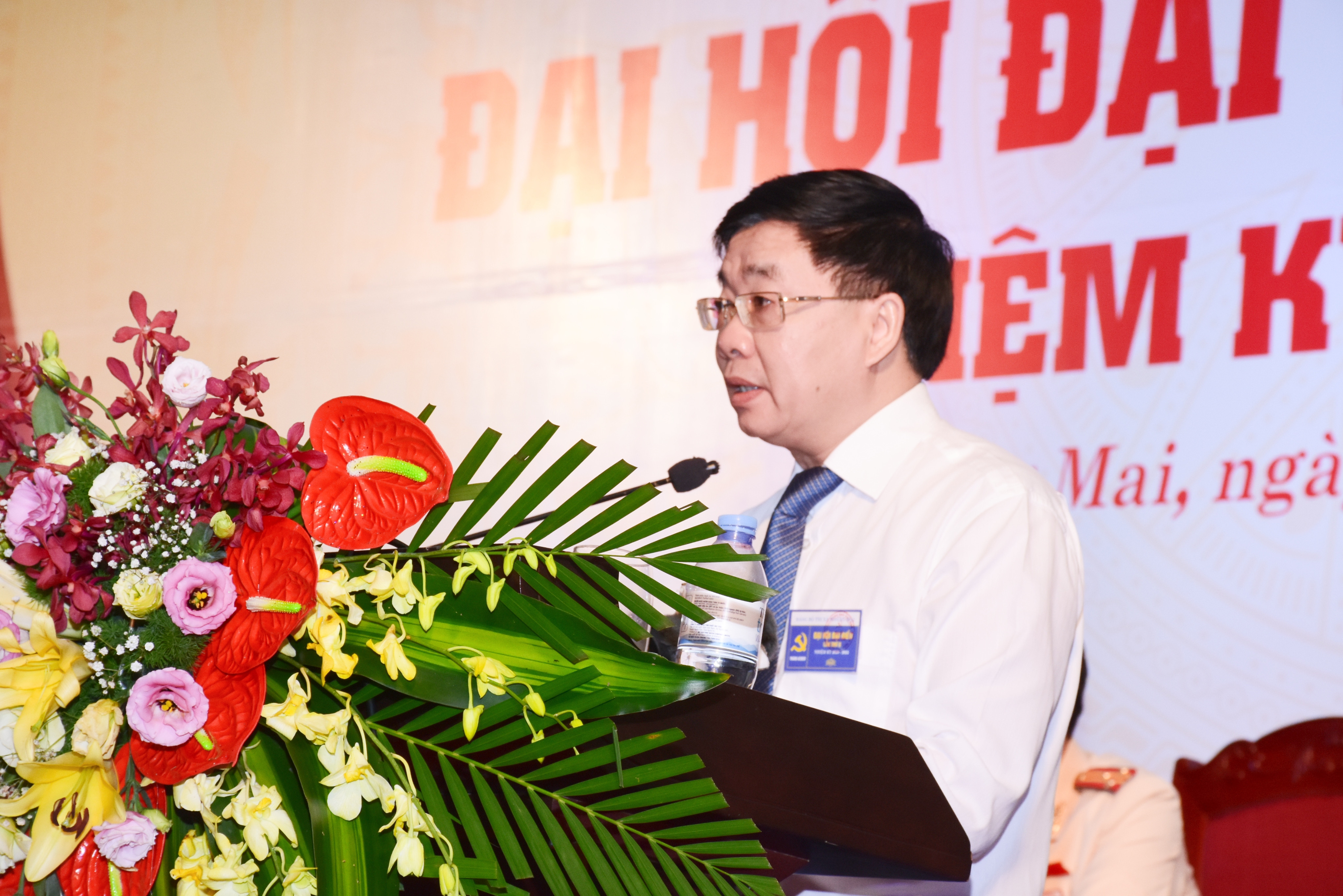 Phó Bí thư Tỉnh ủy Nguyễn Văn Thông phát biểu chỉ đạo tại đại hội thị xã Hoàng Mai lần thứ II, nhiệm kỳ 2020-205. Ảnh: Thanh Lê