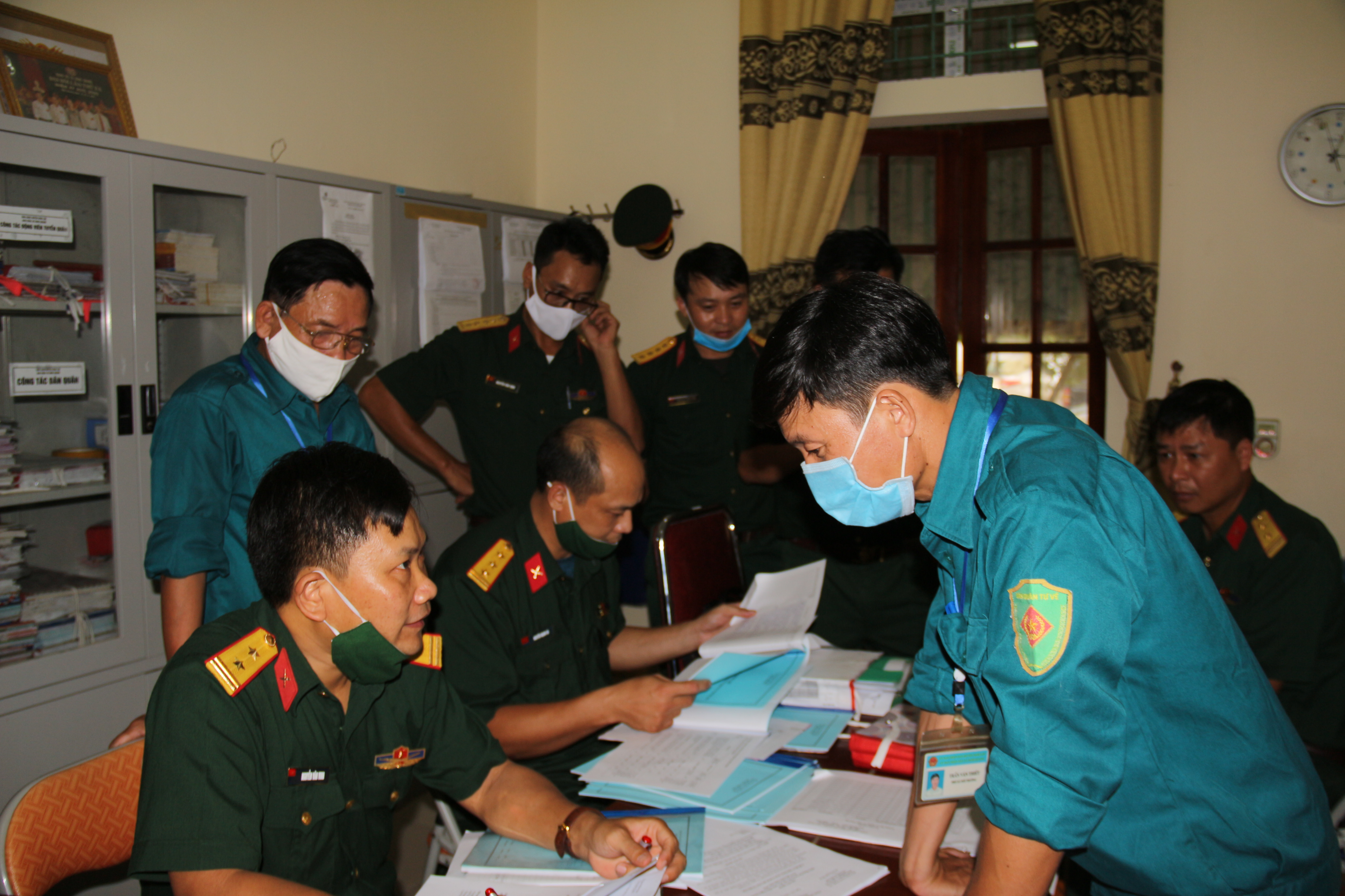 Kiểm tra công tác lưu giữ hồ sơ, tài liệu tại Ban CHQS xã Nghi Quang, huyện Nghi Lộc. 