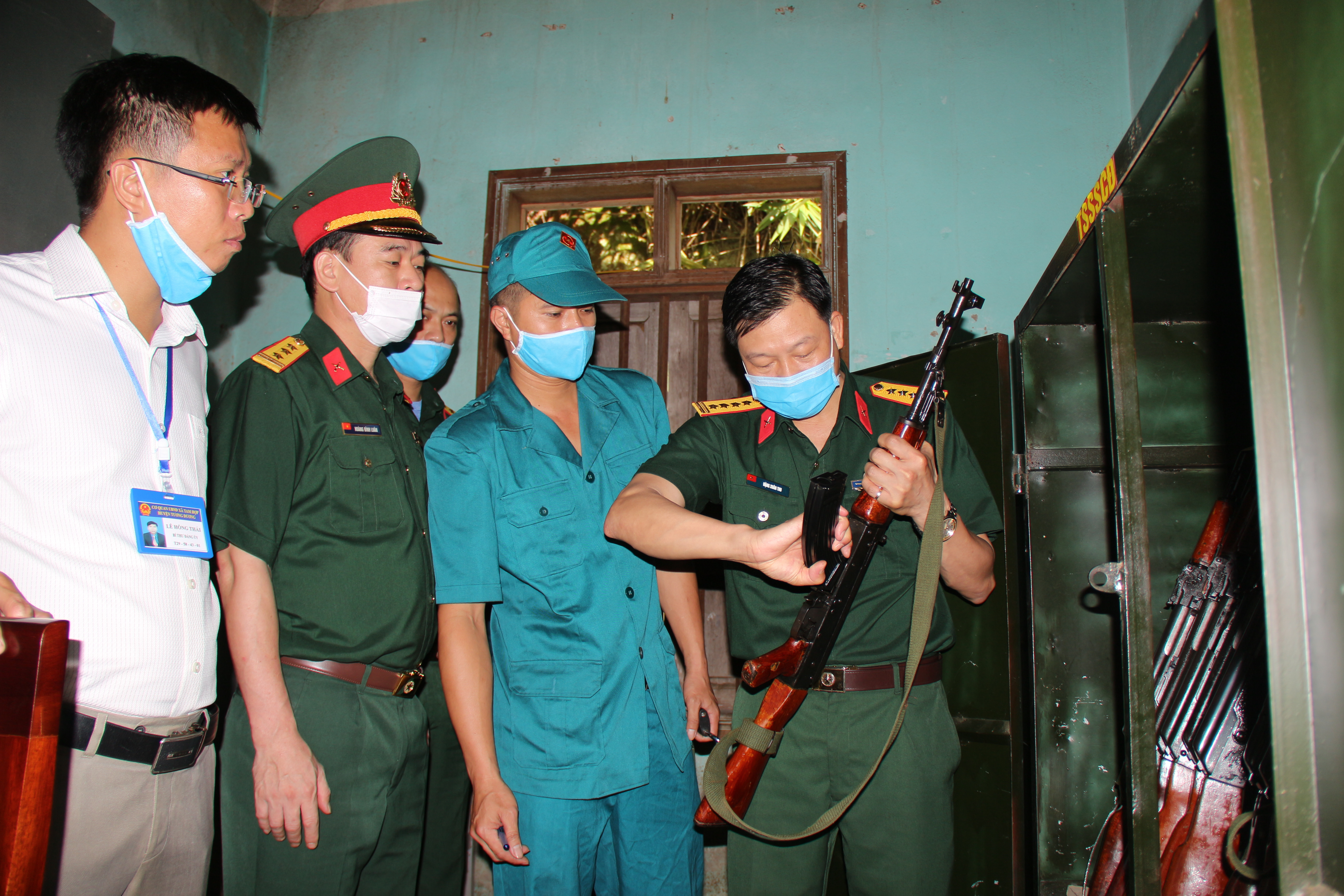 Kiểm tra công tác bảo đảm an toàn vũ khí, trang bị kỹ thuật tại Tiểu đội Dân quân thường trực xã Tam Hợp, huyện Tương Dương