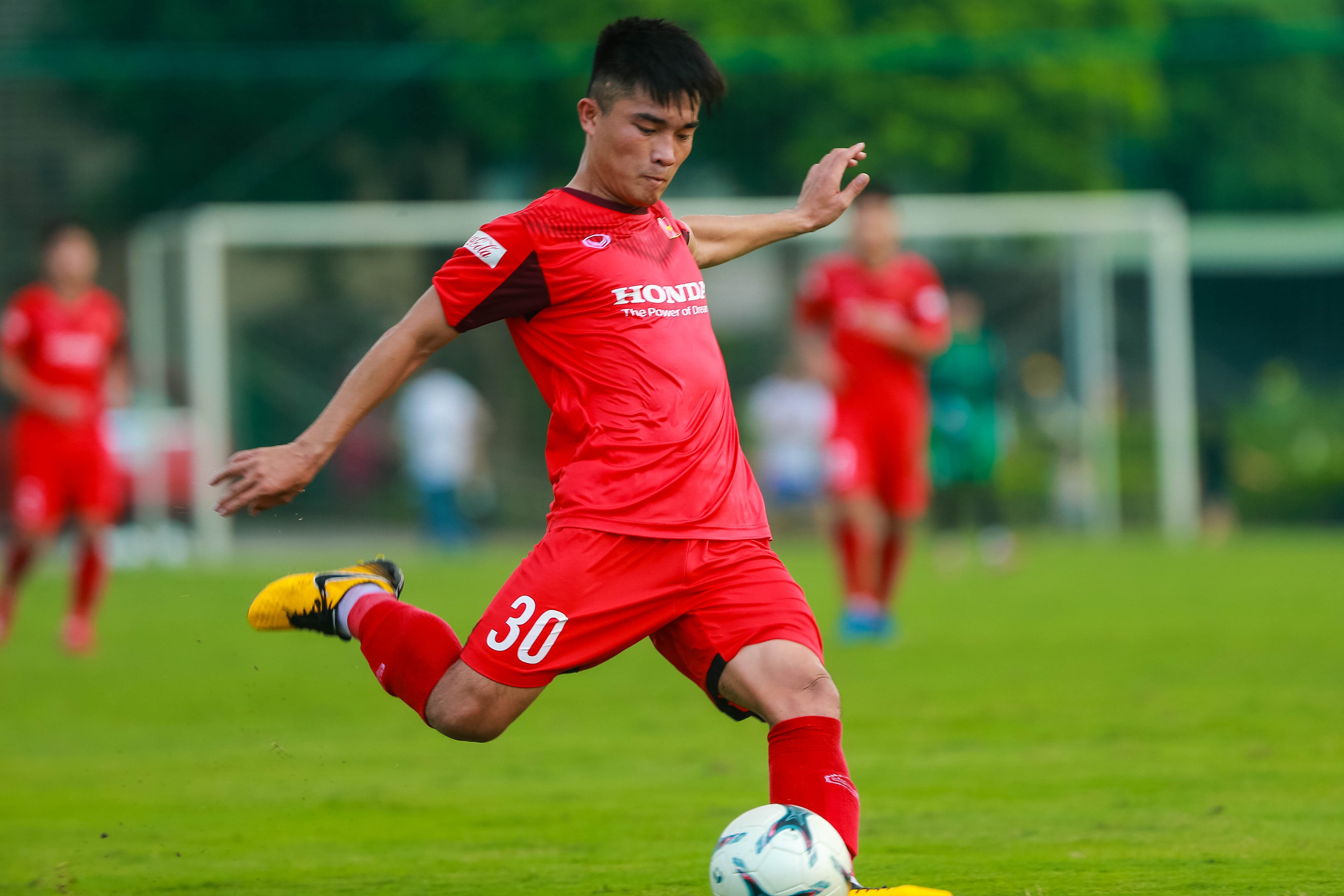Tiền vệ Đặng Văn Lắm, hậu vệ Thái Bá Sang là những cầu thủ có trên 700 phút thi đấu tại V.League 2020. Ảnh: Hải Hoàng