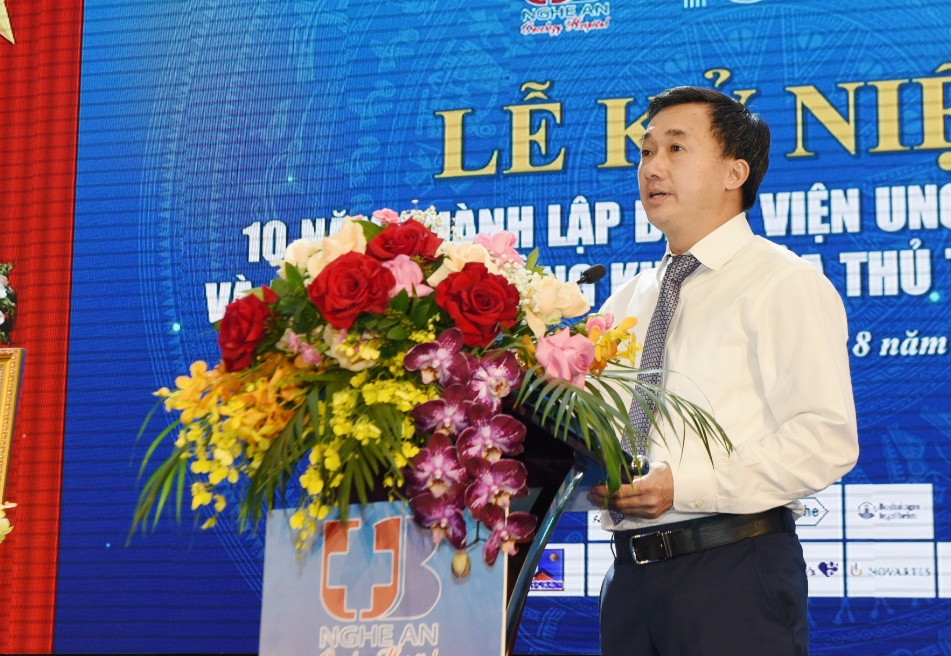 GS.TS Trần Văn Thuấn, Thứ trưởng Bộ Y tế đánh giá cao những nỗ lực của tập thể cán bộ Bệnh viện Ung bướu trong 10 năm qua. Ảnh: Thành Chung