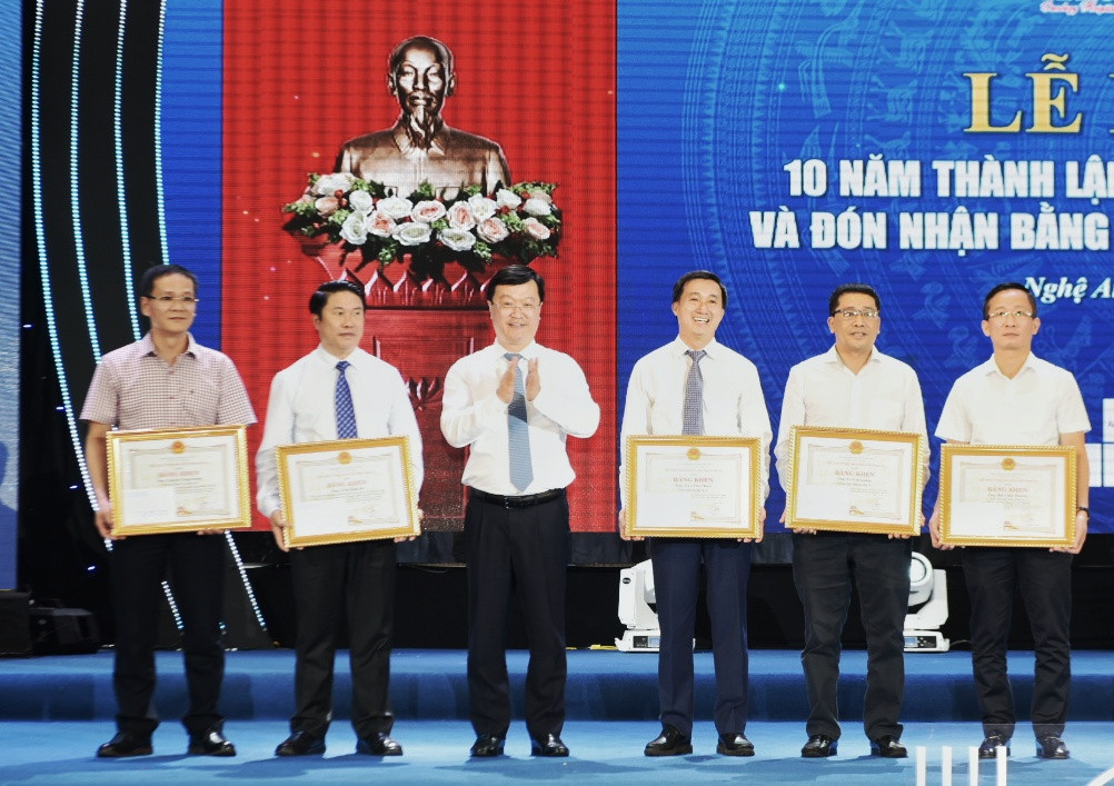 Chủ tịch UBND tỉnh Nghệ An trao tặng bằng khen cho các chuyên gia bệnh viện tuyến trung ương đã nhiều năm hỗ trợ, giúp đỡ cho Nghệ An phát triển chuyên ngành điều trị ung thư. Ảnh: Thành Chung