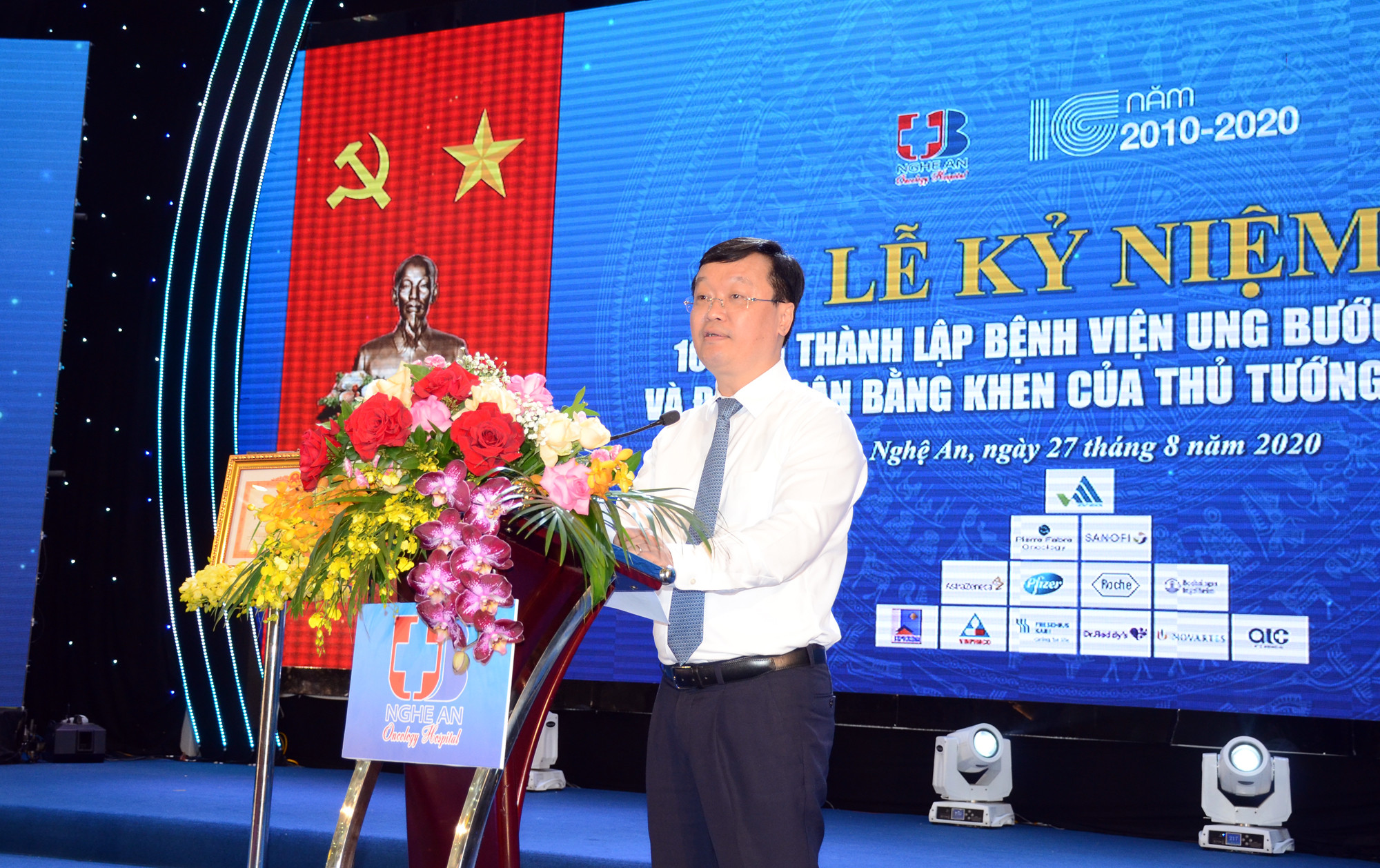Chủ tịch UBND tỉnh Nguyễn Đức Trung đề nghị Bệnh viện Ung bướu Nghệ An không ngừng đổi mới vươn lên, góp phần bảo vệ chăm sóc sức hỏe nhân dân tỉnh nhà. Ảnh Thành Chung