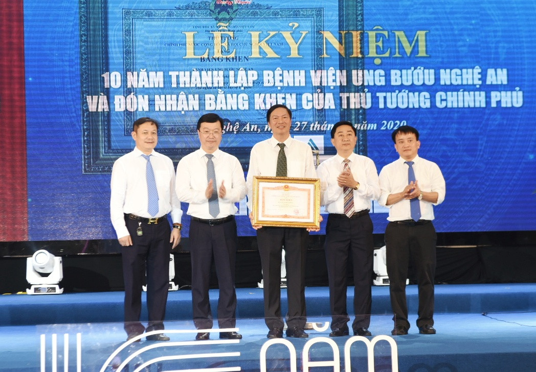 Thừa ủy quyền, đồng chí Nguyễn Đức Trung đã trao tặng Bằng khen của Thủ tướng Chính phủ cho Bệnh viện Ung bướu Nghệ An. Ảnh: Thành Chung