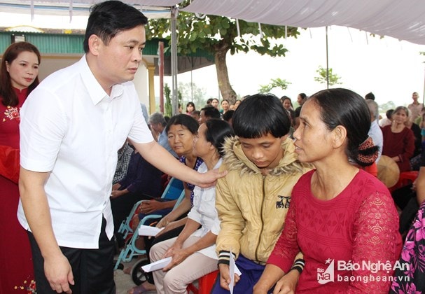 Đồng chí Thái Thanh Quý, Ủy viên dự khuyết Trung ương Đảng, Phó Bí thư Tỉnh ủy, Chủ tịch UBND tỉnh thăm hỏi, tặng quà các giá đình có hoàn cảnh đặc biệt khó khăn tại xóm Vệ Nông , xã Vân Diên, huyện Nam Đàn. Ảnh tư liệu của PV