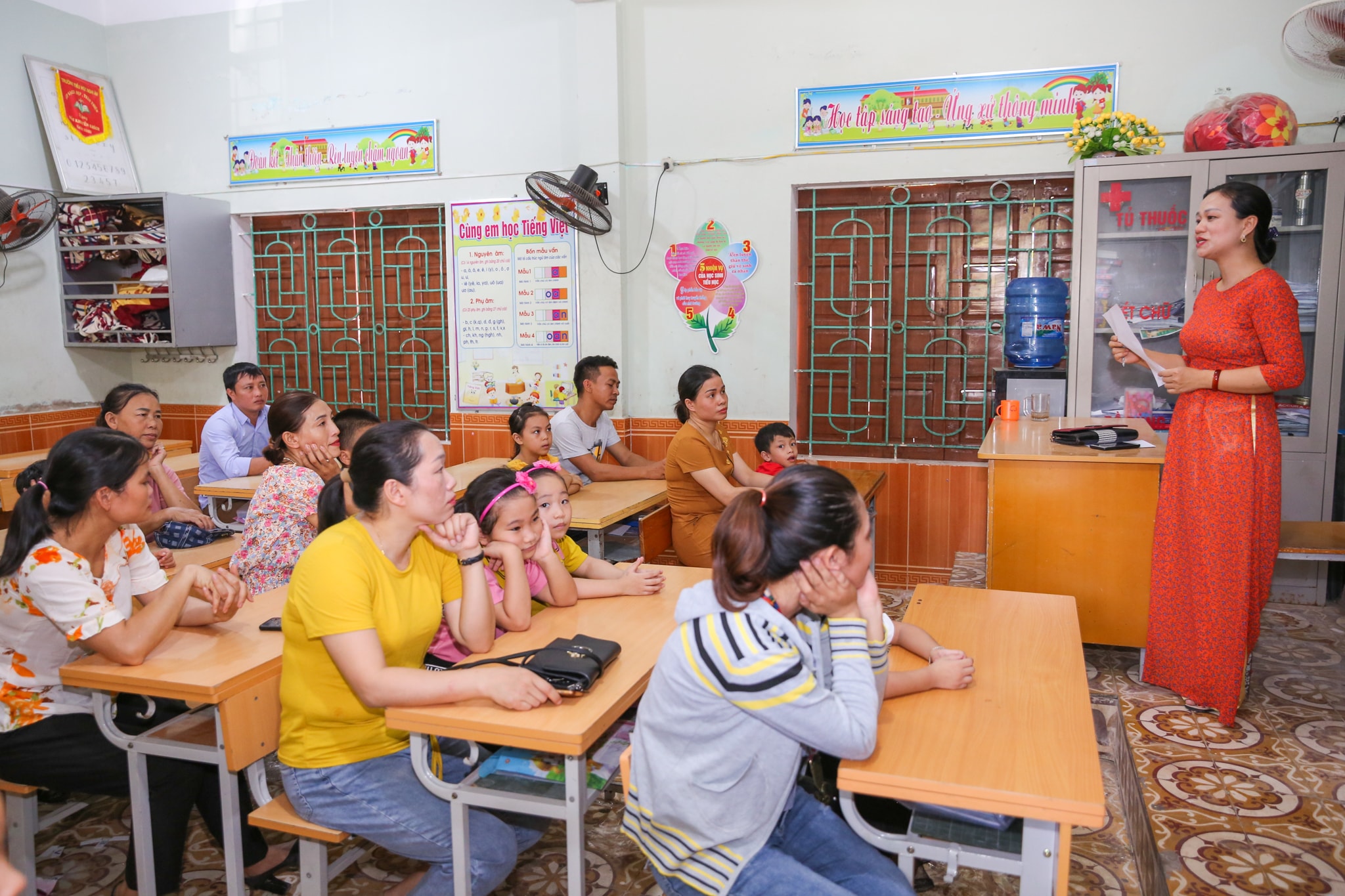 Cô giáo Hà Thị Anh Đào chủ nhiệm lớp 1 E Trường Tiểu học Nghi Ân phổ biến một số nội quy quy định dành cho các em học sinh lớp 1. Khác với khi còn học mầm non các em học sinh khi bước vào lớp 1 phải học hành một cách nề nếp hơn. Các em phải tuân thủ giờ giấc của trường, phải thực hiện đúng thời khóa biểu mà cô và trường đã quy định từ trước. Ảnh: Đức Anh