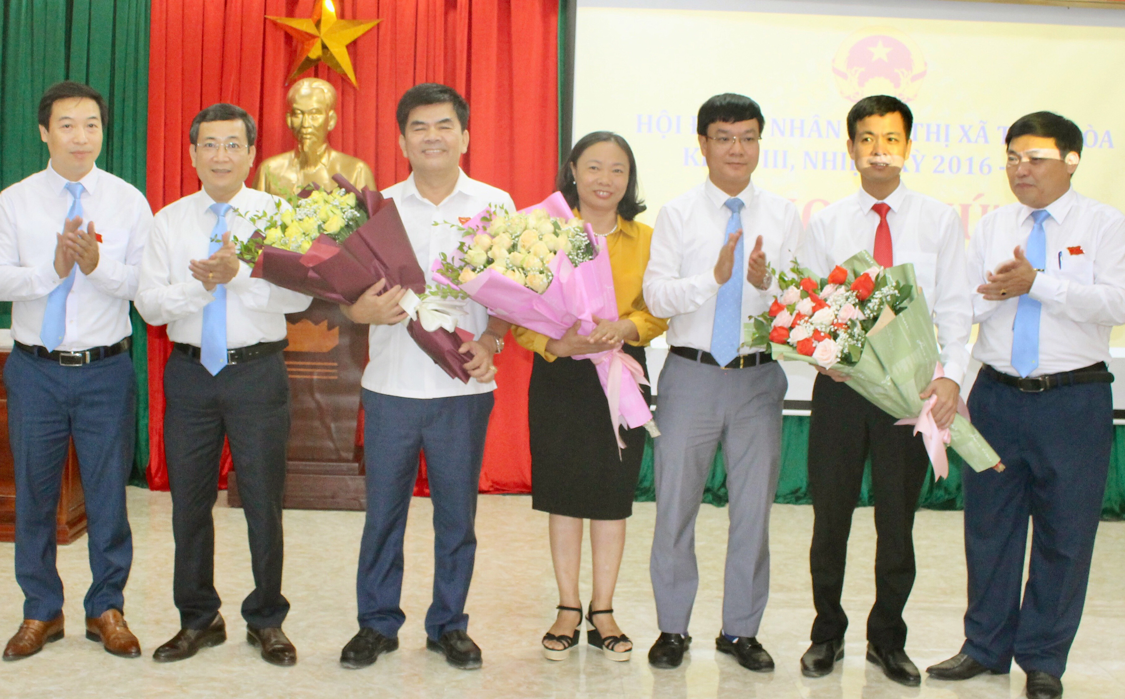 Lãnh đạo Thị xã Thái Hòa tặng hoa chúc mừng đồng chí Hồ Thanh Phong, Phạm Văn Thạch và đồng chí Trần Thị Thu. Ảnh Hoàng Thủy