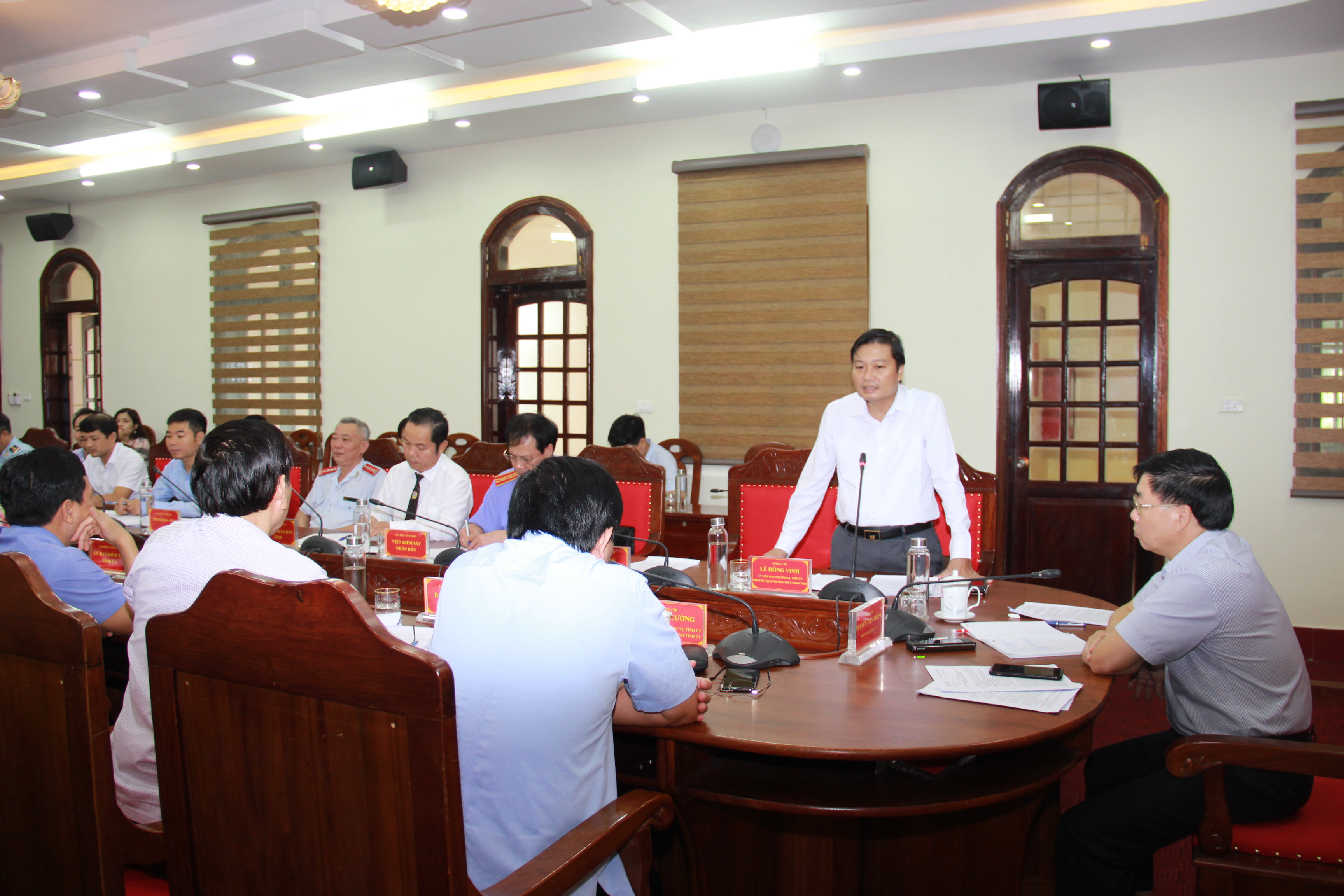 Phó Chủ tịch UBND tỉnh Lê Hồng Vinh phát biểu tại buổi giao ban. Ảnh: Hoài Thu