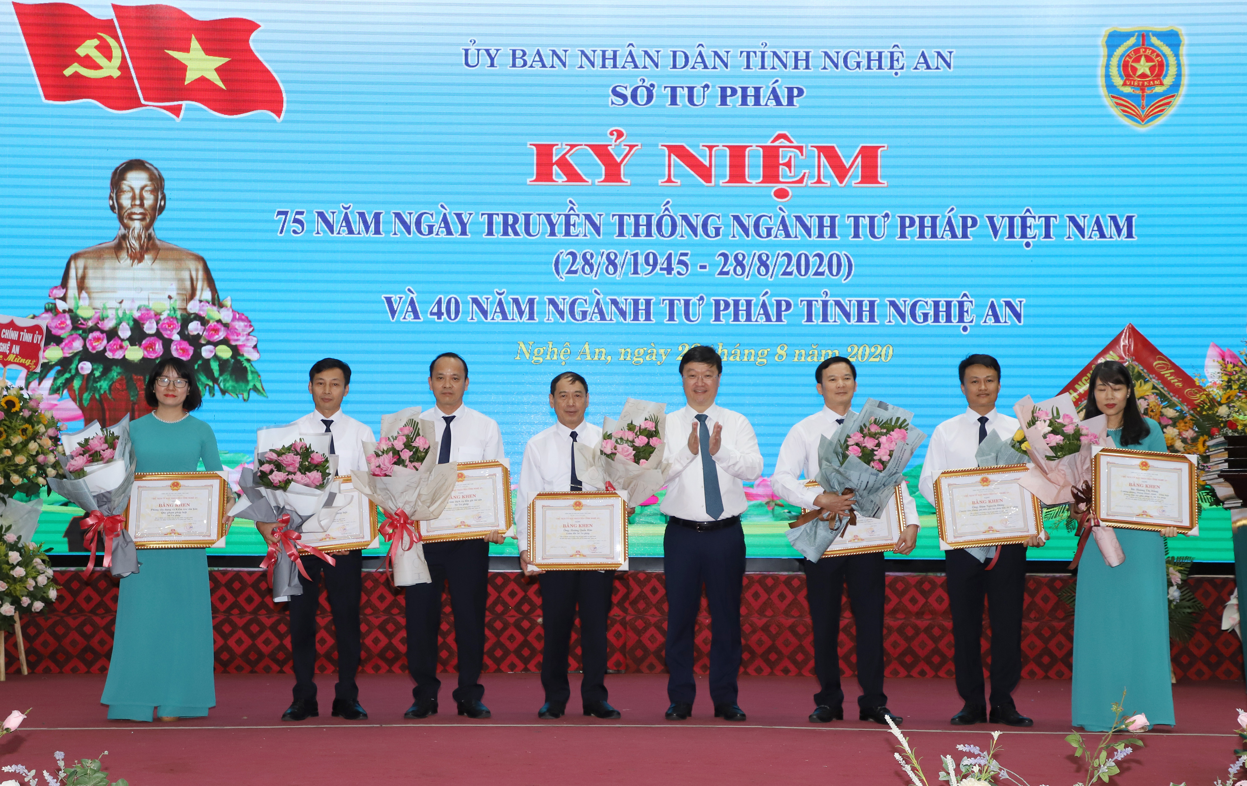 Chủ tịch UBND tỉnh Nguyễn Đức Trung tặng Bằng khen cho 3 tập thể và 4 cá nhân vì có thành tích trong công tác. Ảnh: Phạm Bằng