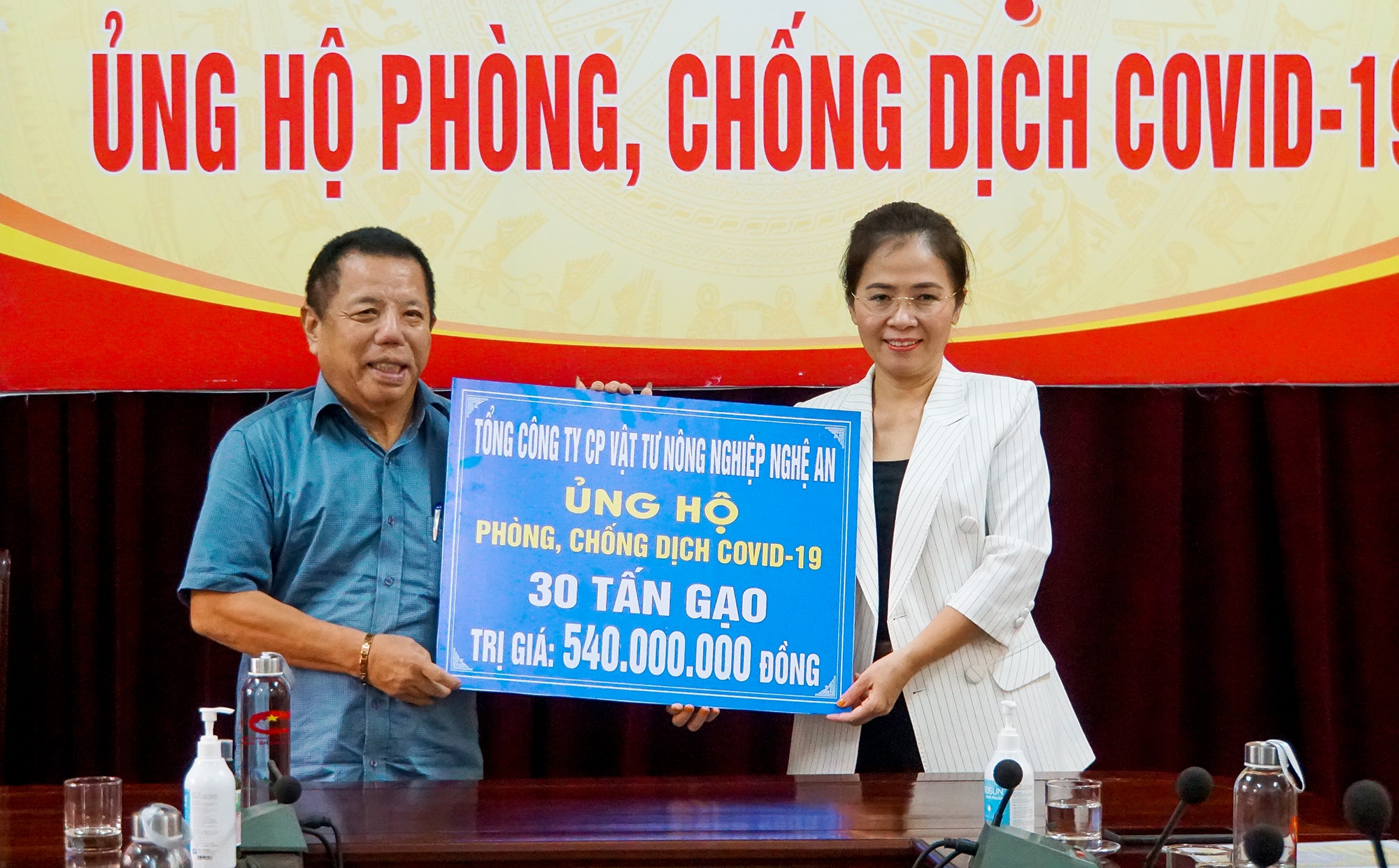 Tiếp nhận 30 tấn gạo của Tổng Công ty VTNN Nghệ An. Ảnh: Tùng Linh