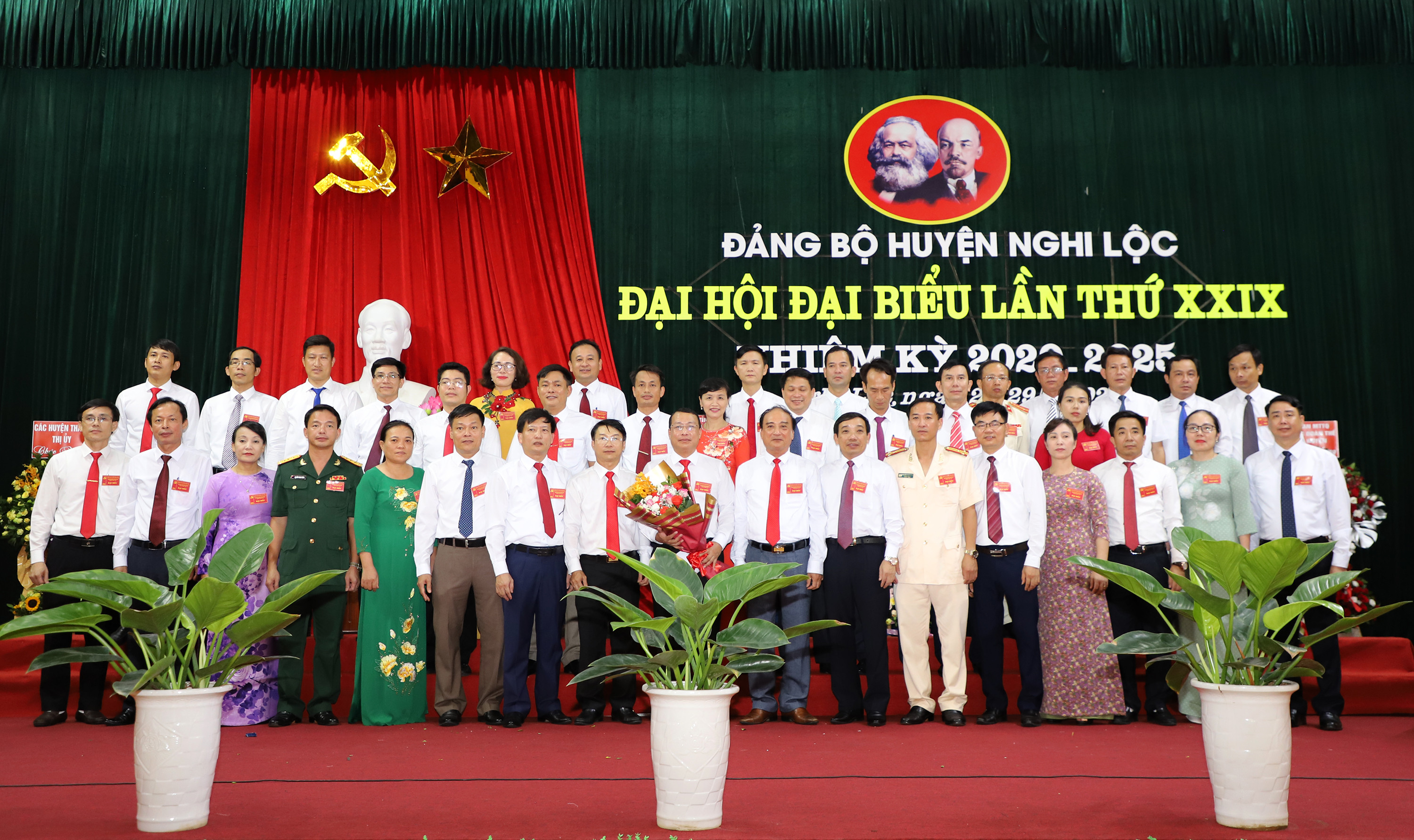 Ban Chấp hành Đảng bộ huyện Nghi Lộc nhiệm kỳ 2020 - 2025 nhận nhiệm vụ. Ảnh: Phạm Bằng