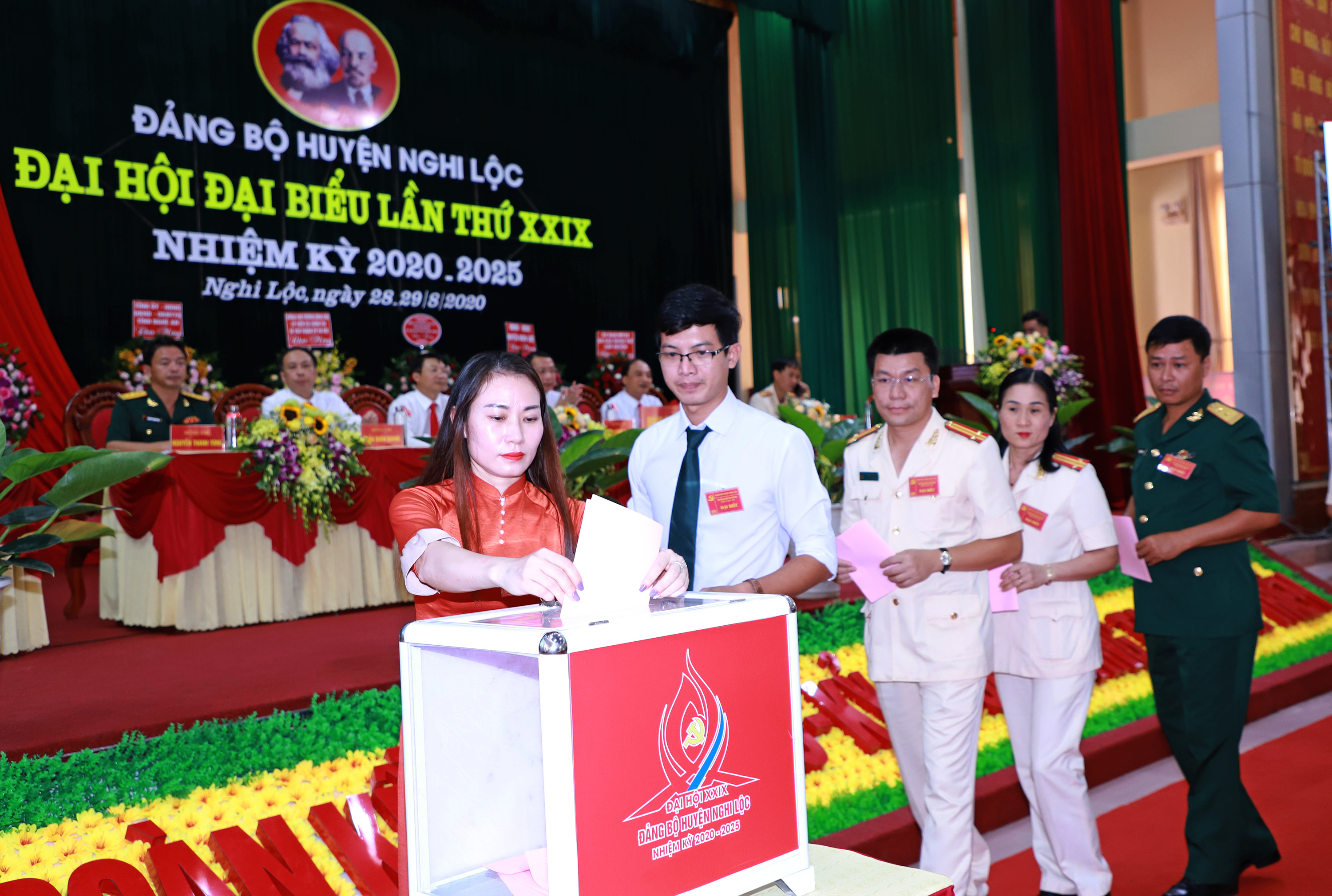 Các đại biểu bỏ phiếu bầu Ban chấp hành Đảng bộ huyện Nghi Lộc nhiệm kỳ 2020-2025. Ảnh: Phạm Bằng