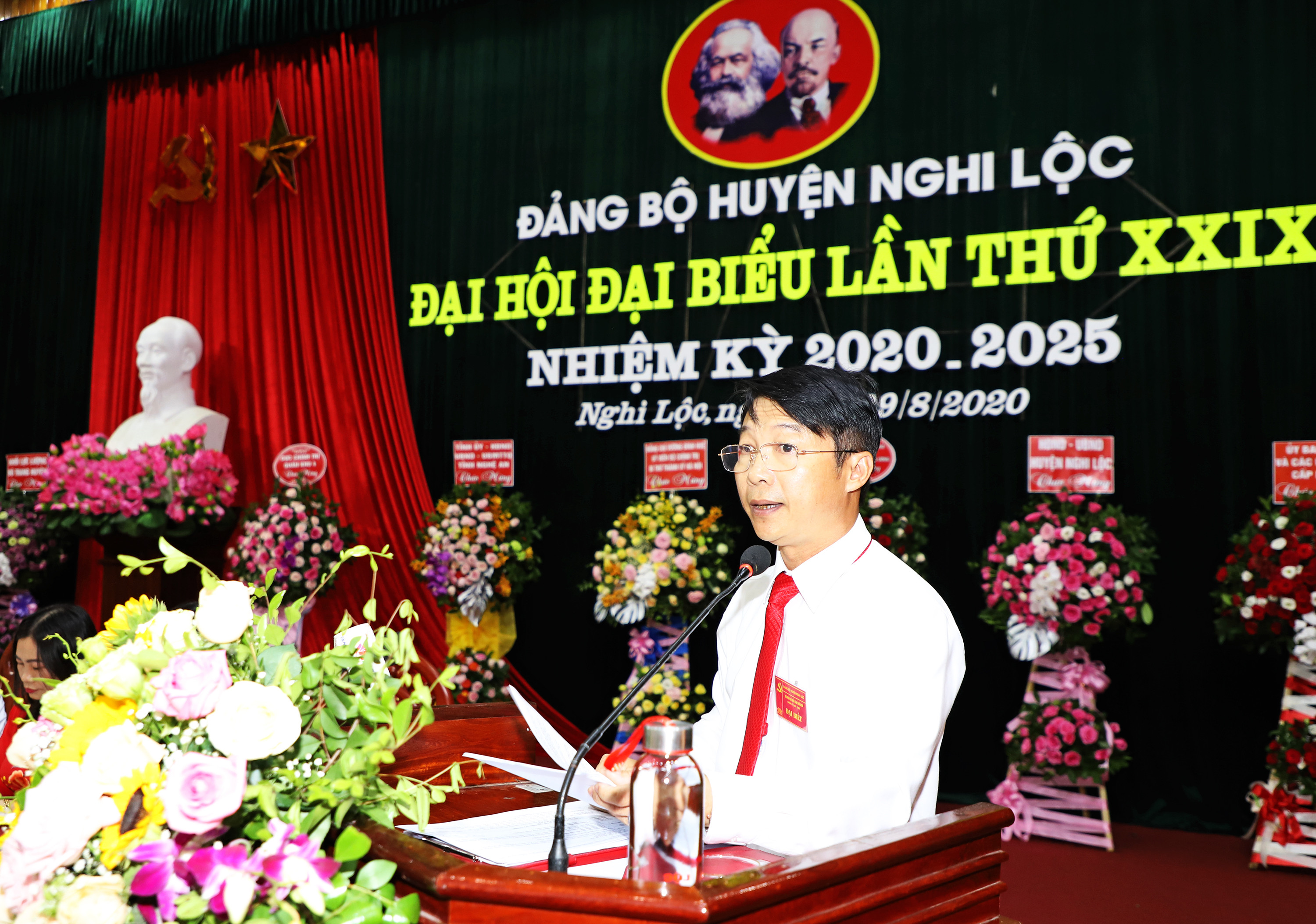 Đồng chí Nguyễn Tiến Dũng - Phó Bí thư Huyện ủy, Chủ tịch UBND huyện trình bày báo cáo chính trị. Ảnh: Phạm Bằng