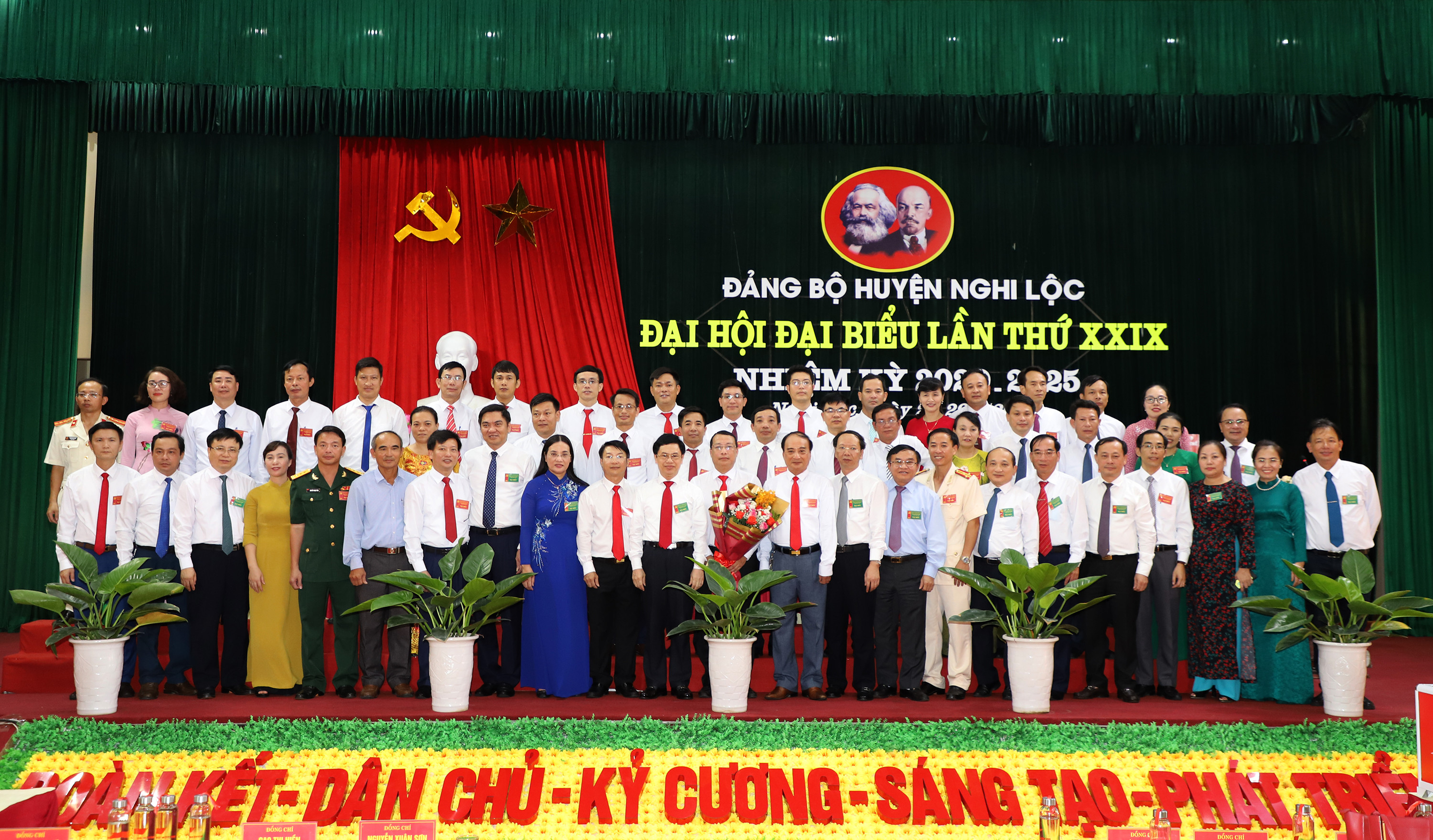 Lãnh đạo tỉnh tặng hóa chúc mừng Ban chấp hành Đảng bộ huyện Nghi Lộc nhiệm kỳ 2020 - 2025. Ảnh:Phạm Bằng