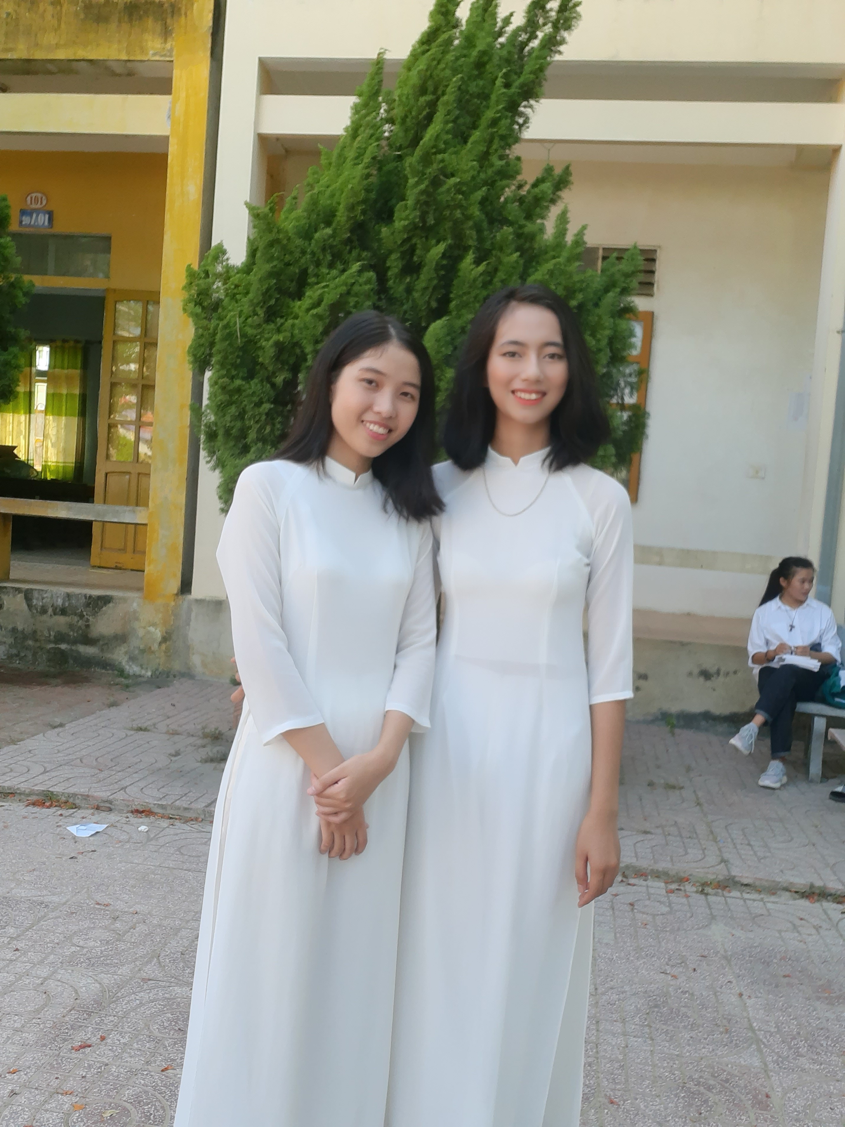 Trần Thị Hòa (bên phải) thí sinh có điểm thi khối A cao của tỉnh với 29,1 điểm. Ảnh: Hồng Diện