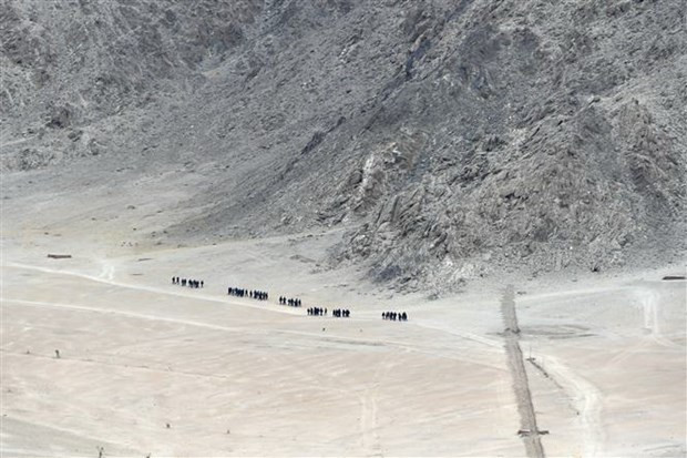 Binh sỹ Ấn Độ tuần tra gần Leh, thủ phủ khu vực Ladakh, biên giới giữa Ấn Độ và Trung Quốc ngày 24/6/2020. Ảnh: AFP/TTXVN