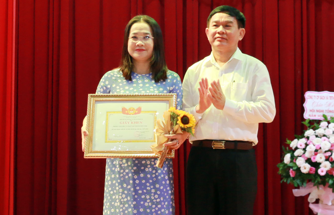 Đồng chí Đào Công Lợi tặng giấy khen cho Phòng Giáo dục và Đào tạo thành phố Vinh. Ản: Mỹ Hà