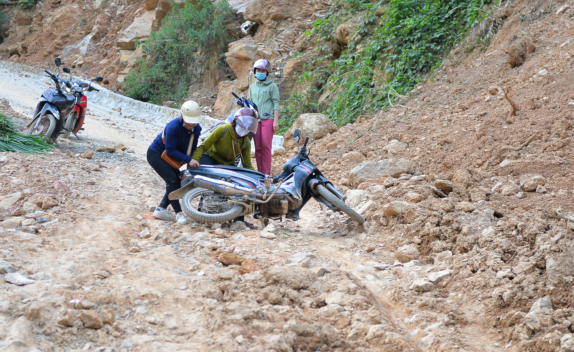 Những con dốc đứng đã mấy lần “vật ngã” chiếc xe của cô giáo trẻ Trần Thị Hồng Ngân (S.N 1995). Đây là năm học thứ 2 cô Ngân lên với Huồi Pốc