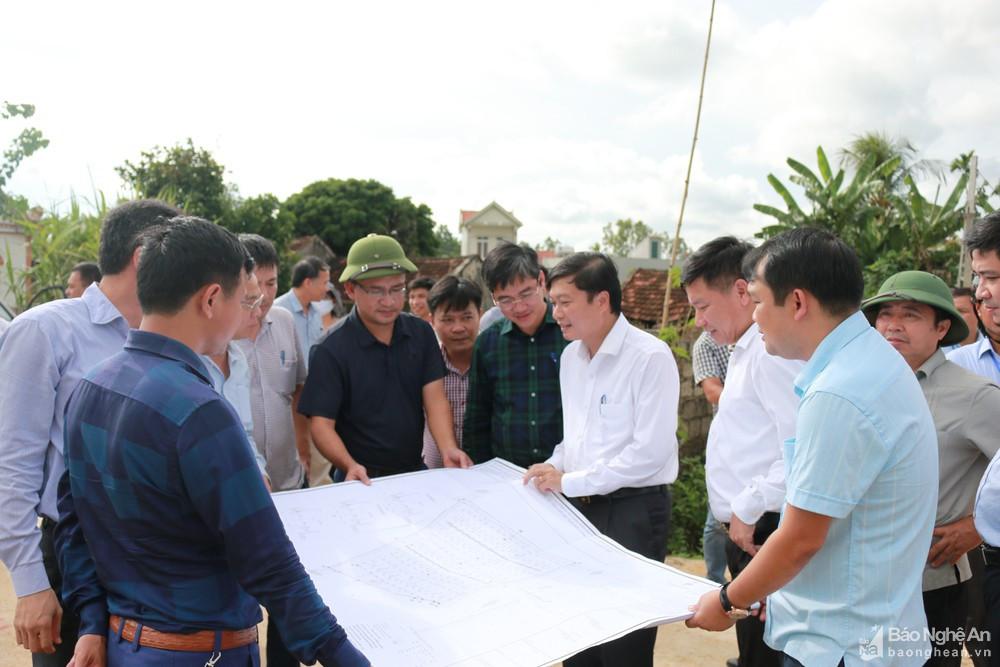 Kiểm tra tại Khu tái định cư xã Quỳnh Trang (TX Hoàng Mai). Ảnh Đ.C