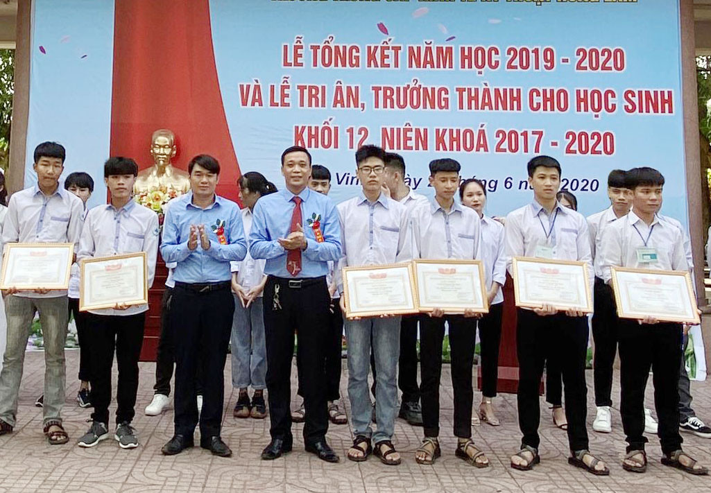 Ban giám hiệu Trường Trung cấp Kinh tế _ Kỹ thuật Hồng Lam khen thưởng cho những học sinh có kết quả học tốt. Ảnh: PV.