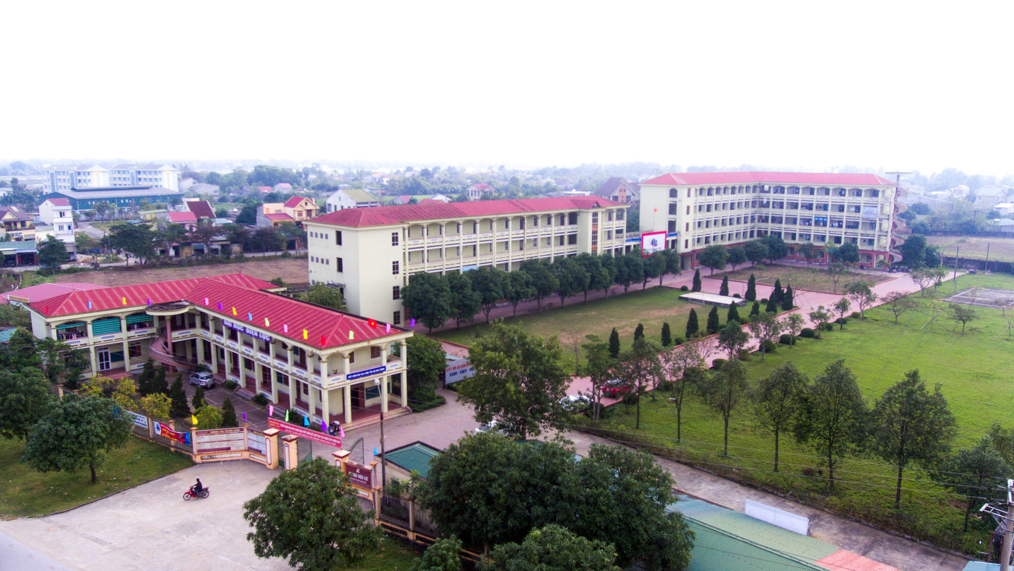 Cơ sở vật chật khang trang hiện đại của Trường Trung cấp Kinh tế - Kỹ thuật Hồng Lam. Ảnh: PV