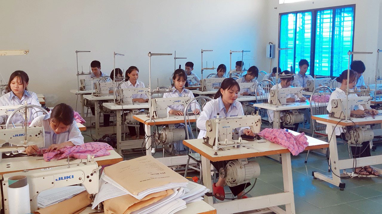 Học sinh ở Trường Trung cấp Kinh tế - Kỹ thuật Hồng Lam ngoài học văn hóa có thể học nghề. Ảnh: PV