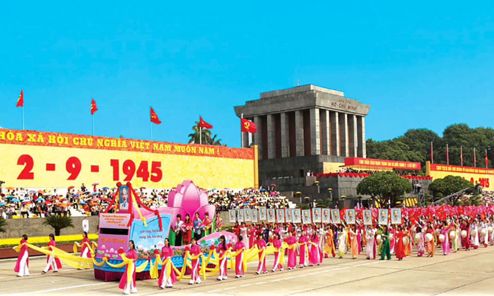 Diễu hành chào mừng kỷ niệm Ngày Quốc khánh nước Cộng hòa xã hội chủ nghĩa Việt Nam tại khuôn viên Lăng Chủ tịch Hồ Chí Minh. Ảnh: TXXVN
