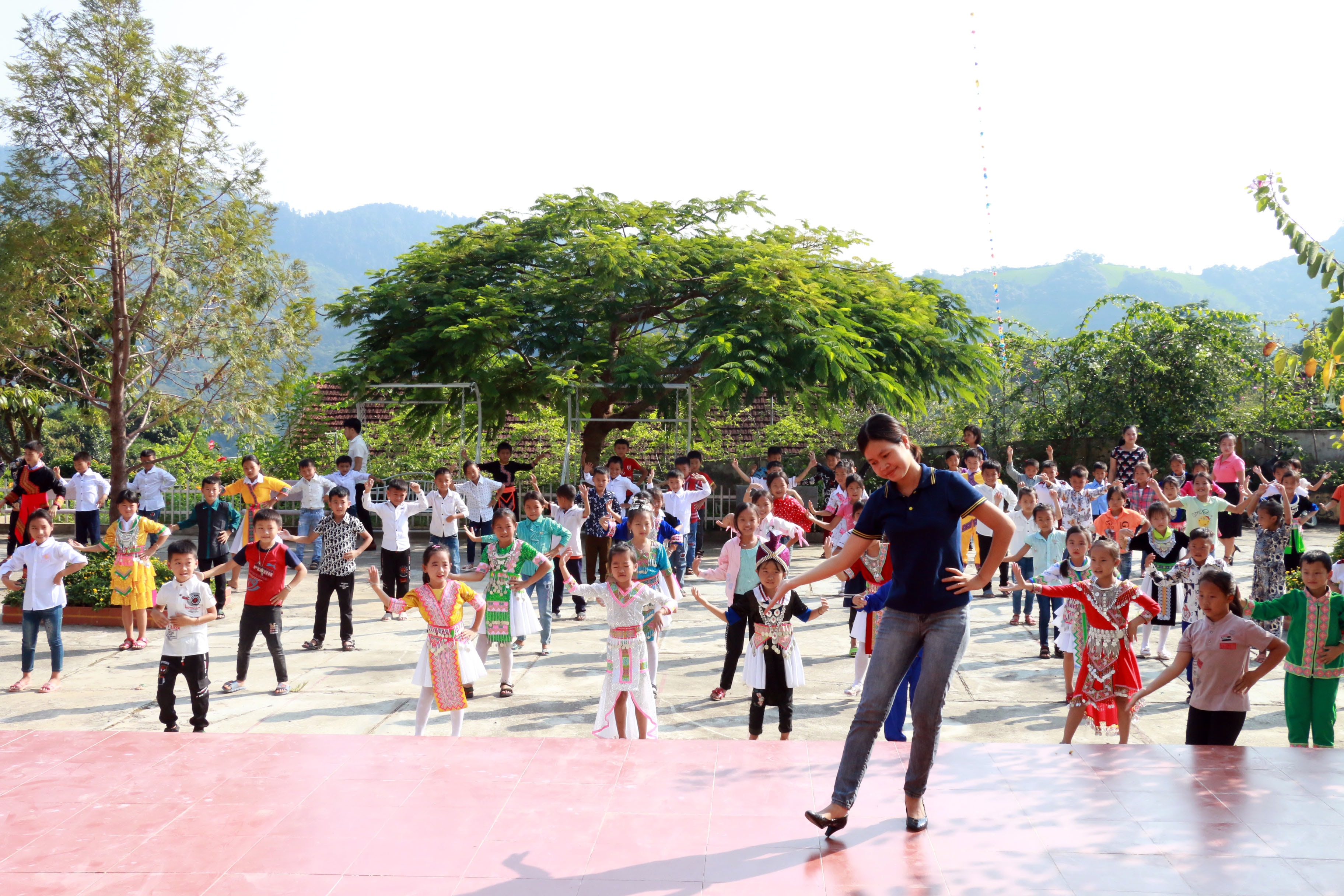 Trong ngày tựu trường, học sinh toàn trường đã được tập trung để chuẩn bị cho lễ khai giảng năm học mới. Bài hát 