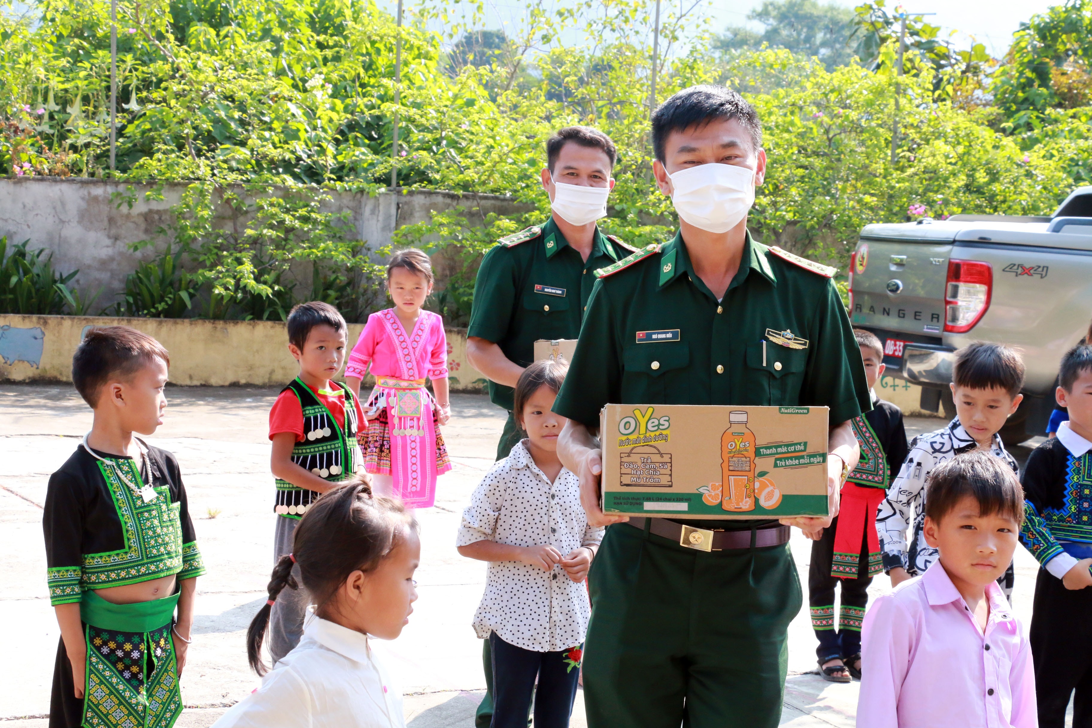 Cùng chung vui với ngày tựu trường, Đồn biền phòng Quốc tế Cửa khẩu Nậm Cắn đã dành nhiều suất quà để tặng cho các nhà trường và được đêm đến từng điểm lẻ. Ảnh: Mỹ Hà