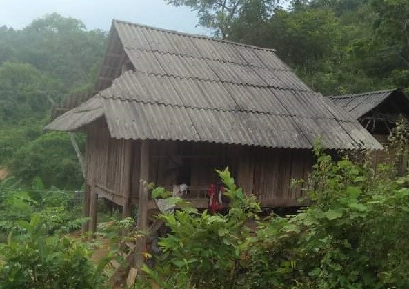 Ngôi nhà nơi bản nghèo huyện Quế Phong của Dương. Ảnh: Lương Nga