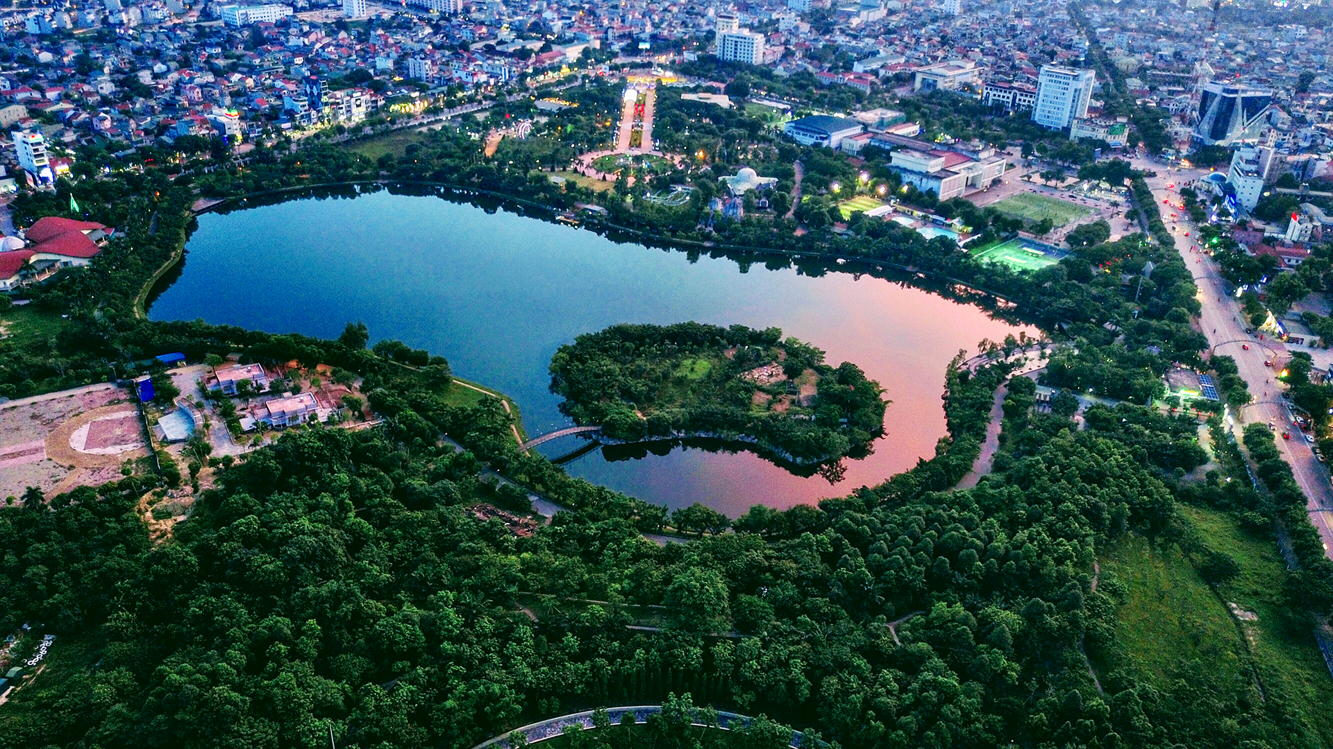 Hồ điều hòa thuộc Công viên Trung tâm có khung cảnh đẹp. Ảnh: Devi Nguyễn