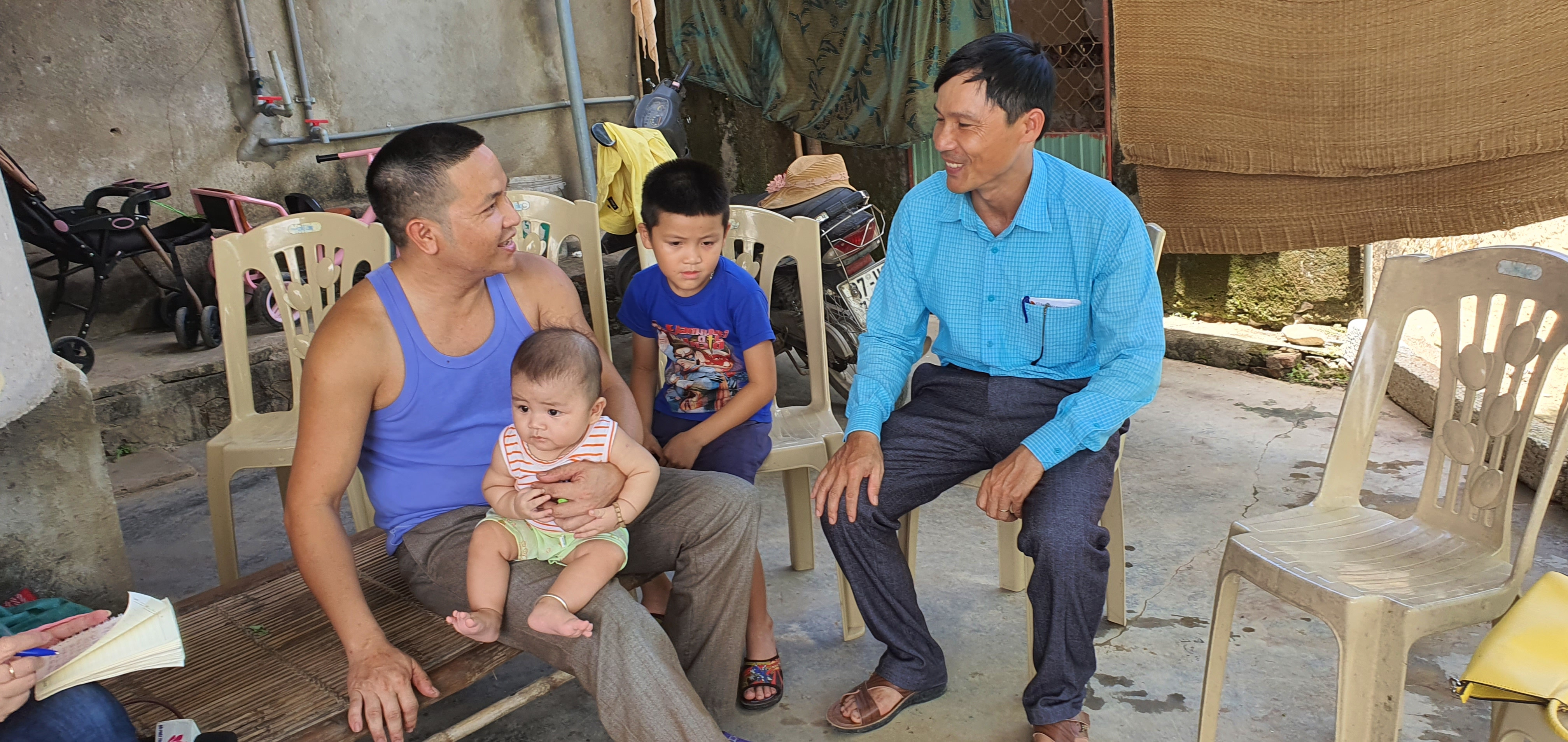  Anh Trần Văn Thơ xóm Tây Nam xã Phúc Thành từ Lào  trở về từ tháng ba đến nay chưa có việc làm ổn định. Ảnh: Thanh Nga
