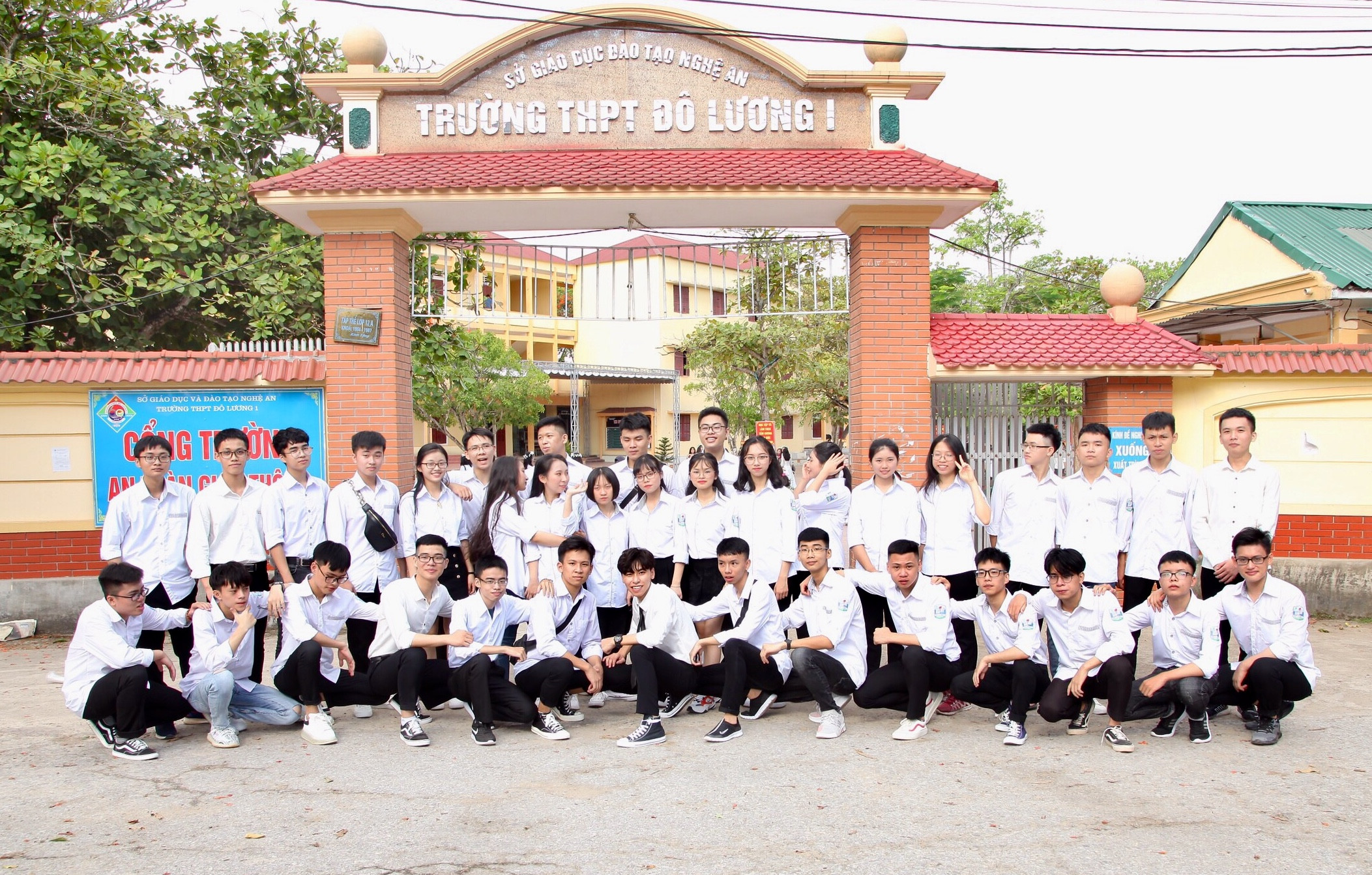 1.Tập thể học sinh lớp 12T1 Trường THPT Đô Lương 