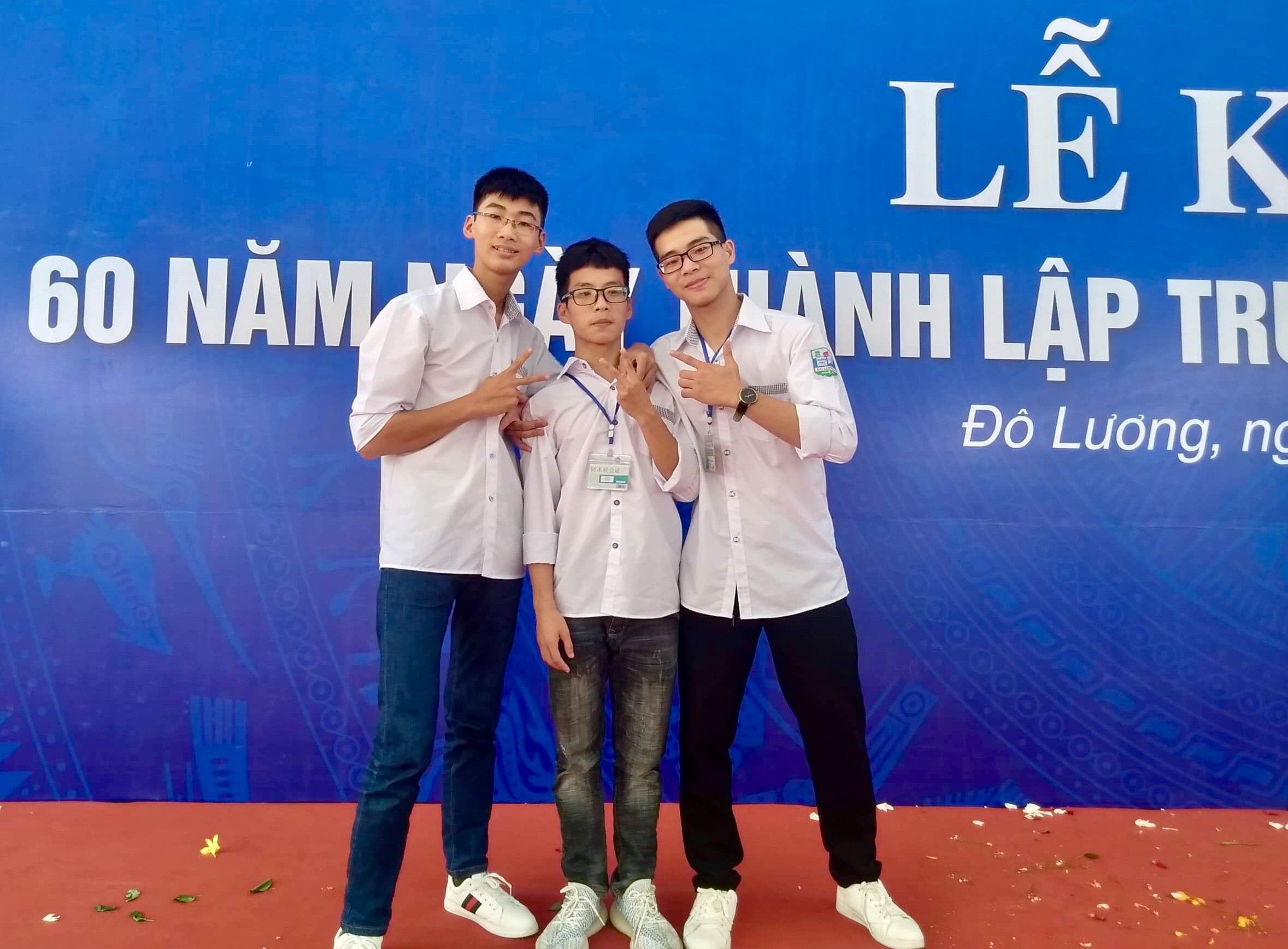 2.Phan Bảo Ngọc (đứng giữa) và 2 bạn học có số điểm thi cao tại kỳ thi tốt nghiệp THPT