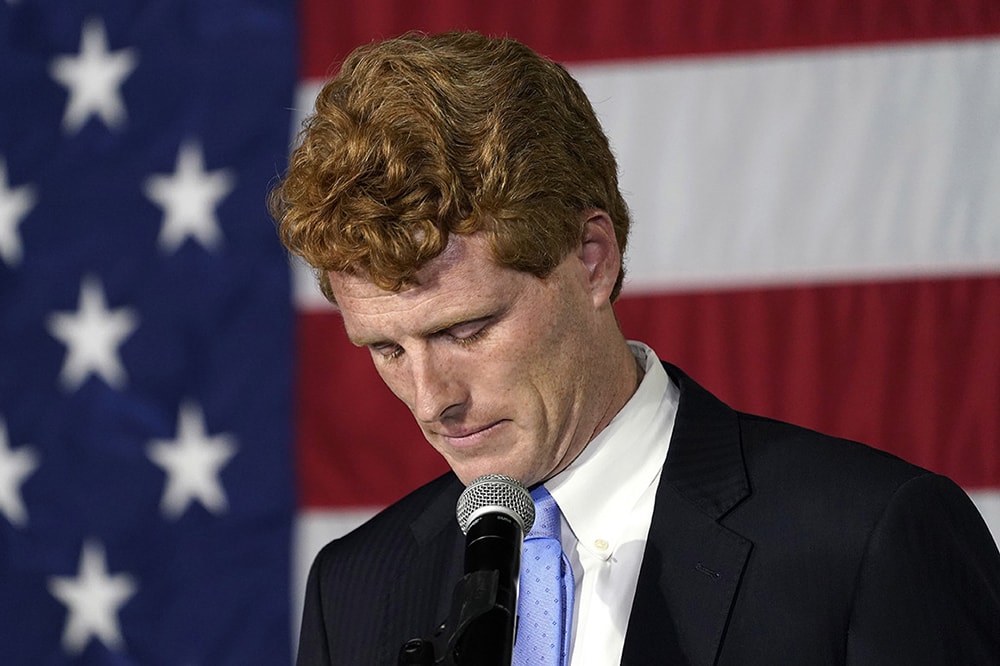 Ông Joe Kennedy III phát biểu bên ngoài văn phòng tranh cử ở Watertown sau khi biết kết quả thua cuộc. Ảnh: AP