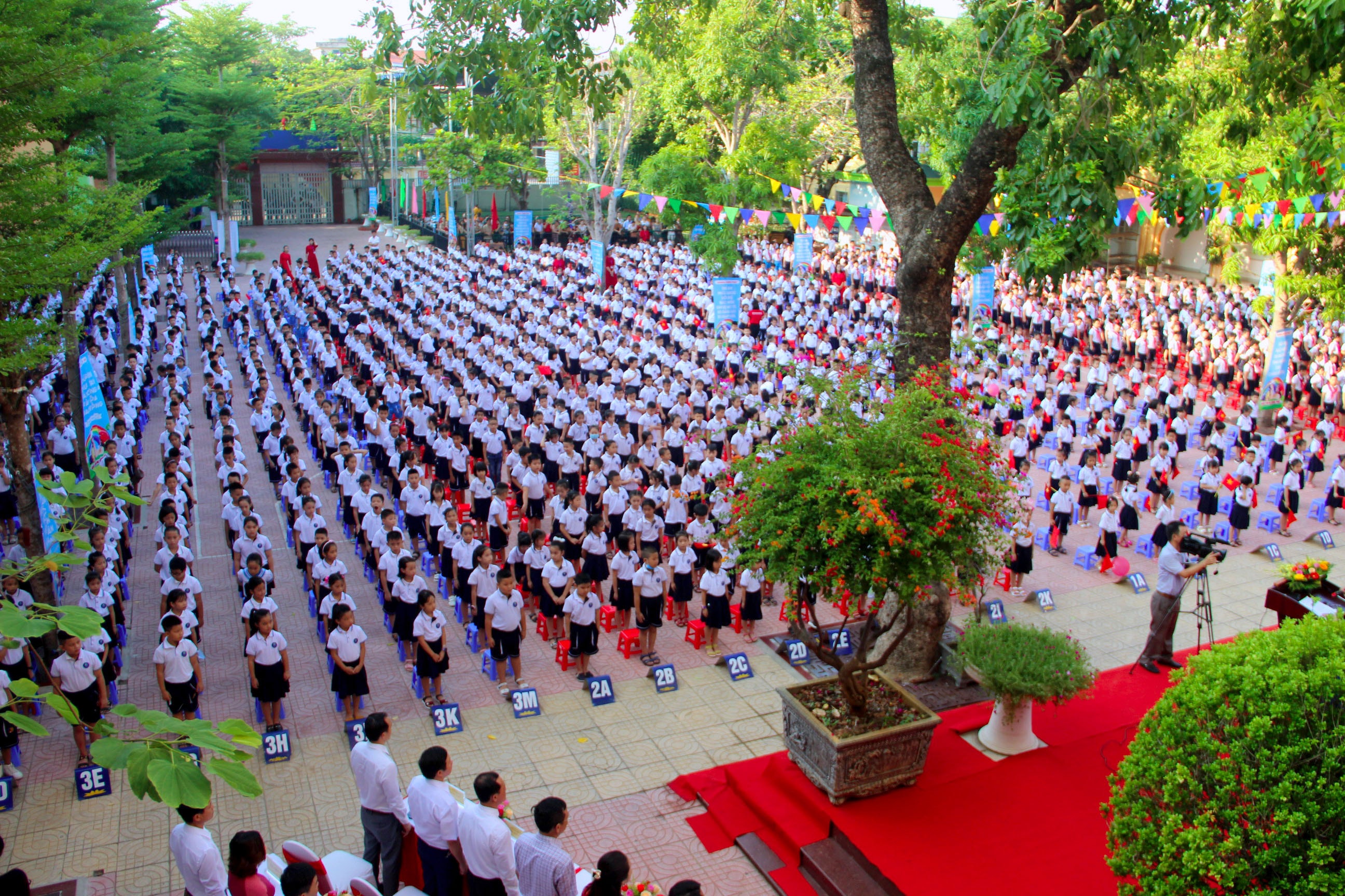 Toàn cảnh lễ khai giảng tại trường Tiểu học Lê Mao. Ảnh: Quang An