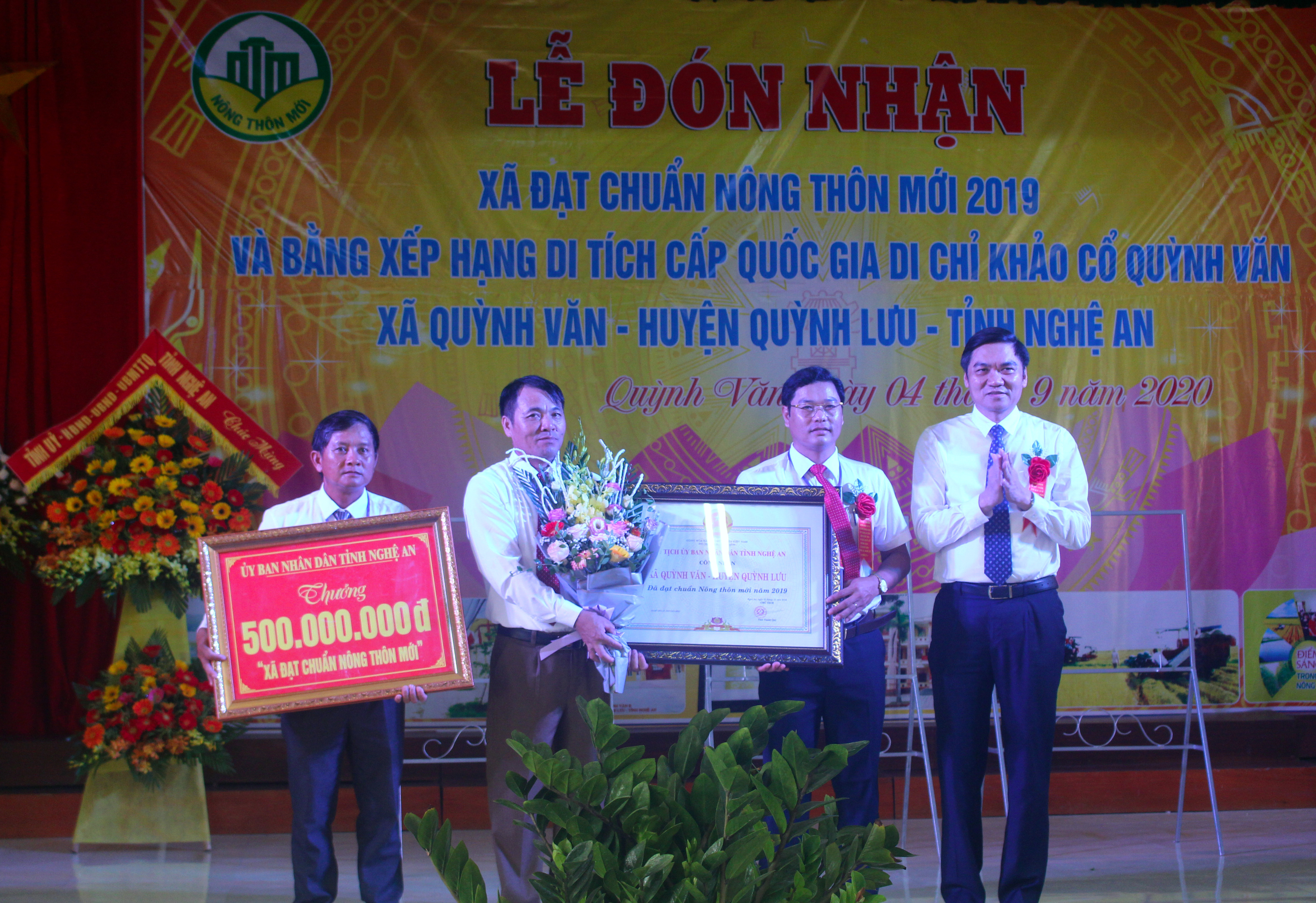 Đồng chí Hoàng Nghĩa Hiếu- Phó Chủ tịch UBND tỉnh trao bằng đạt chuẩn NTM cho cán bộ và nhân dân xã Quỳnh Văn. Ảnh Như Thủy