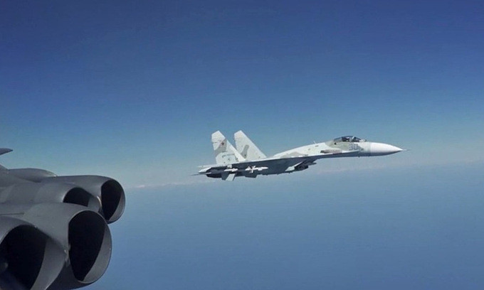 Tiêm kích Su-27 Nga giám sát oanh tạc cơ B-52H Mỹ hôm 28/8. Ảnh: USAF.