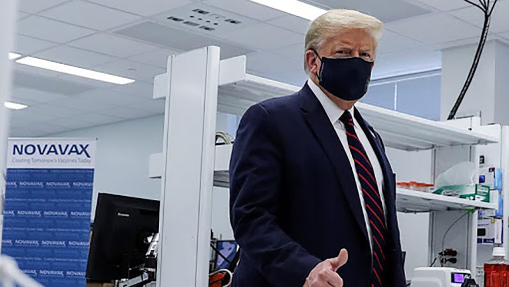 Tổng thống Trump tới thăm một trung tâm phát triển và thử nghiệm vaccine. Ảnh: Reuters