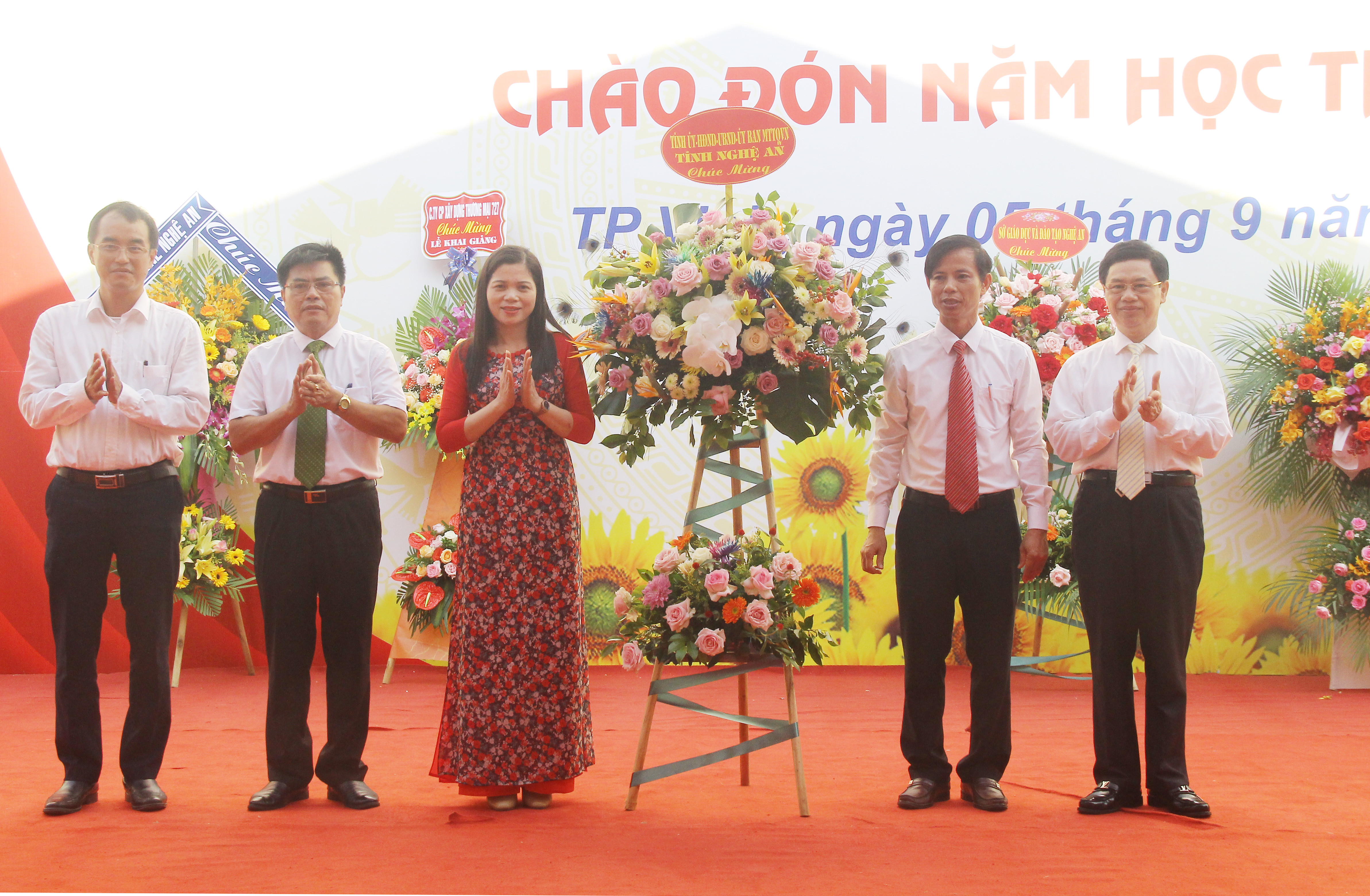 Đồng chí Nguyễn Xuân Sơn - Phó Bí thư Thường trực Tỉnh ủy, Chủ tịch HĐND tỉnh phát biểu giao nhiệm vụ đối với đồng chí tân Bí thư Huyện ủy Nam Đàntránh tạo ra sự ỷ lại của người nghèo. Ảnh: Mai Hoa