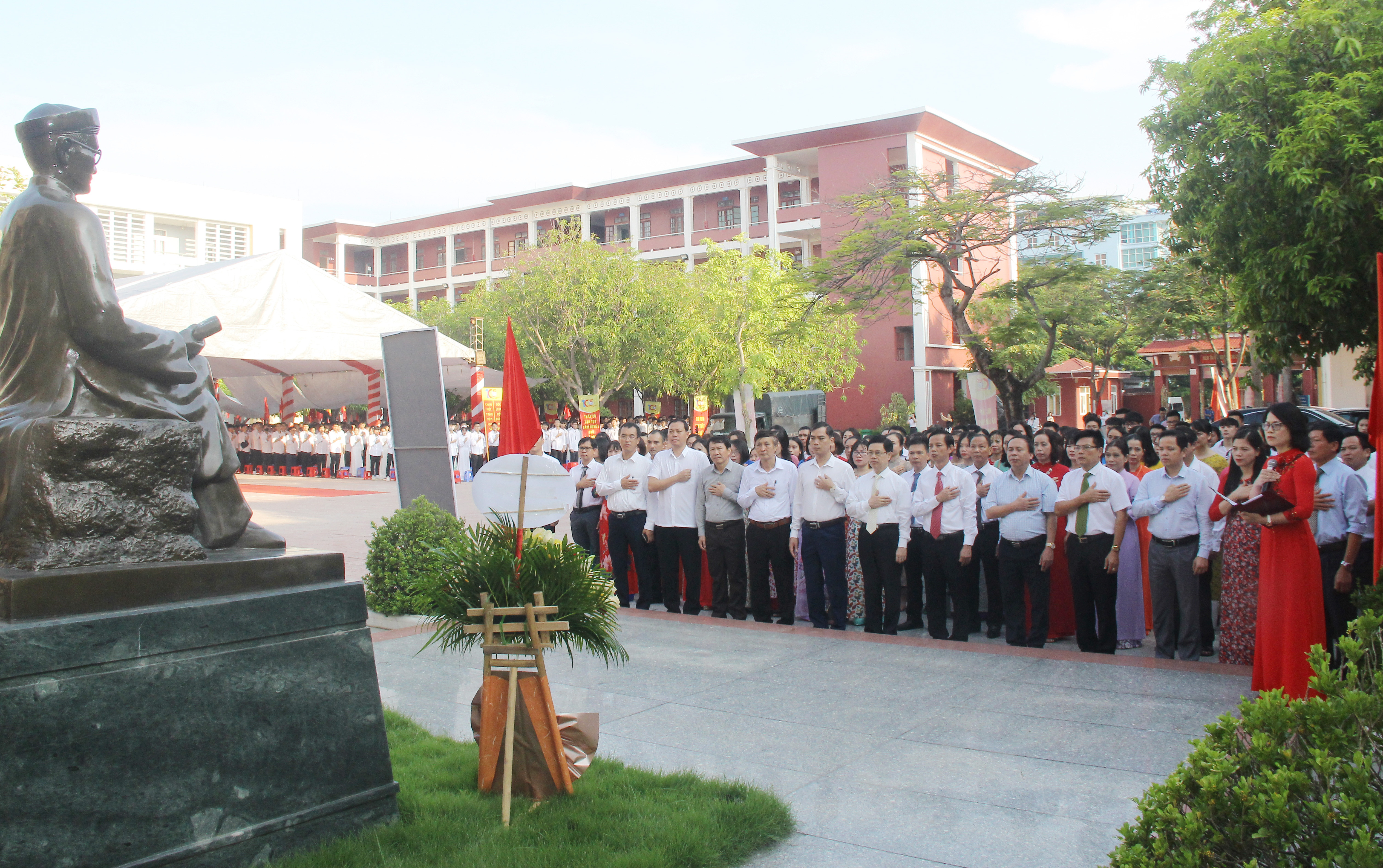 Các đồng chí lãnh đạo tỉnh, thành phố và thầy, cô giáo, học sinh Trường THPT Huỳnh Thúc Kháng làm lễ dâng hoa trước tượng đài cụ Huỳnh Thúc Kháng trong khuôn viên Trường THPT Huỳnh Thúc Kháng. Ảnh: Mai Hoa