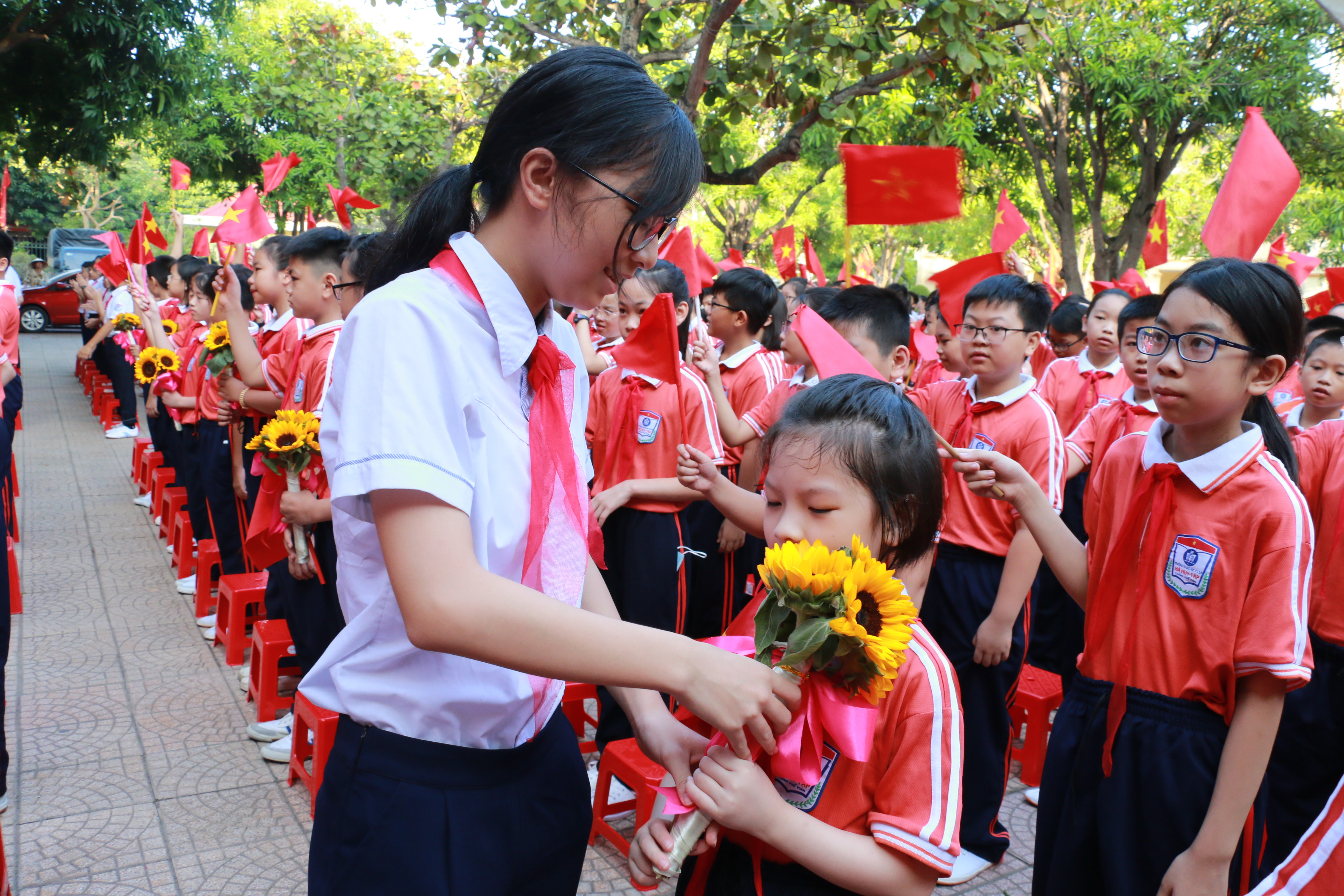 Tặng hoa cho học sinh lớp 6 đầu cấp. Hoạt động ý nghĩa này đã tiếp sức cho những tân học sinh mới vào trường. Ảnh: Mỹ Hà