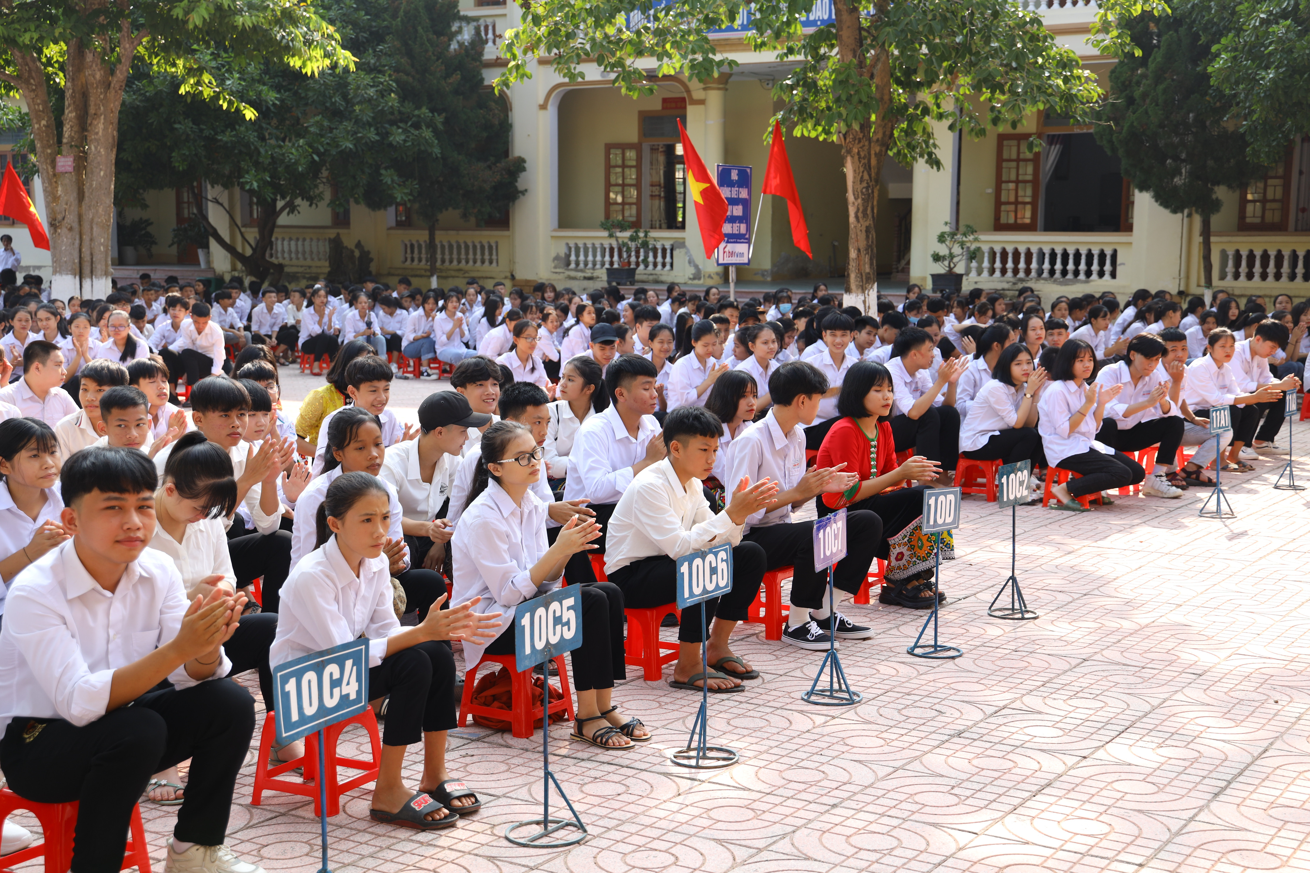 Học sinh trường THPT Con Cuông. Ảnh Nguyên Sơn